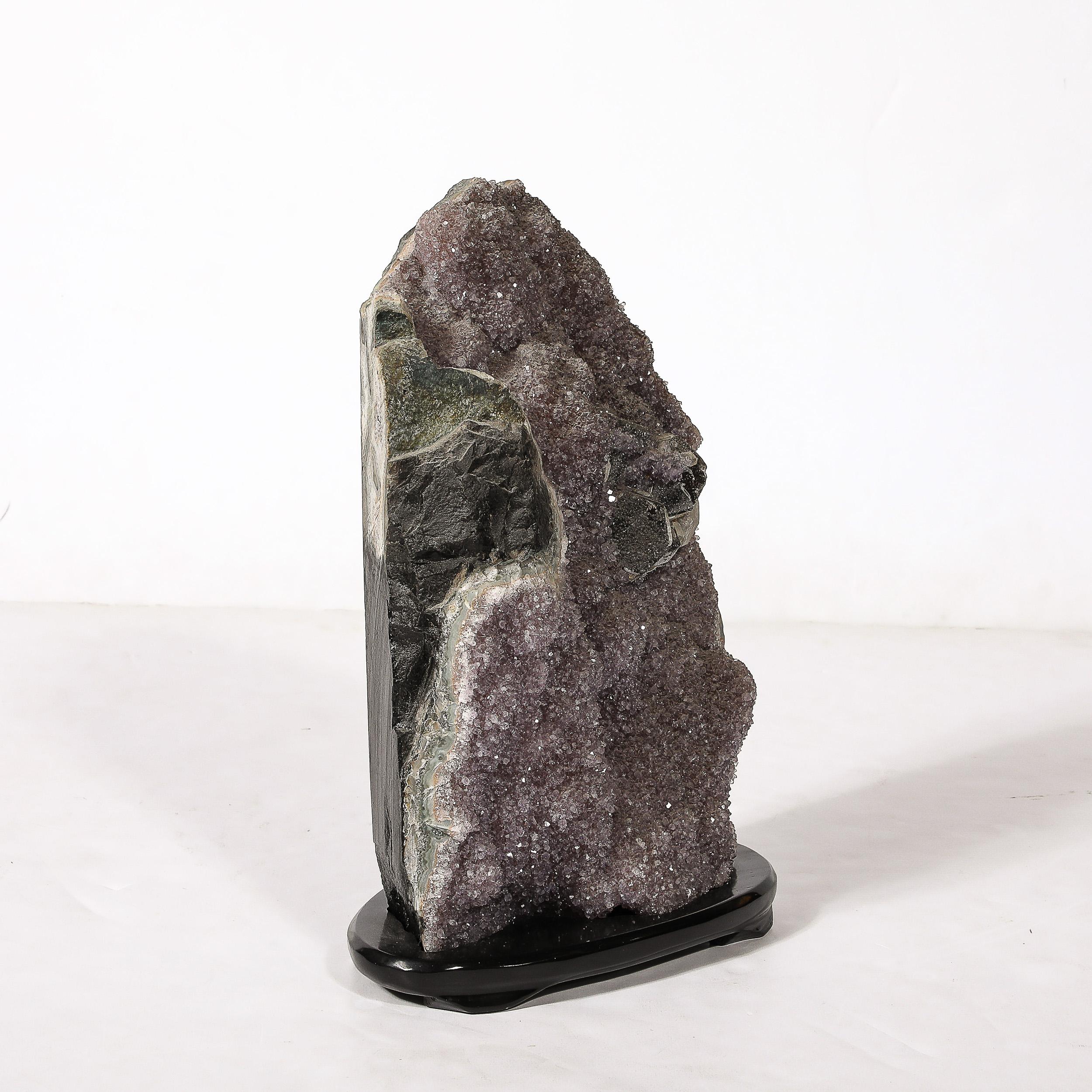 Modernistisches Uruguayer Amethyst-Bergkristall-Exemplar aus Bergkristall auf schwarzem Lacksockel im Angebot 4
