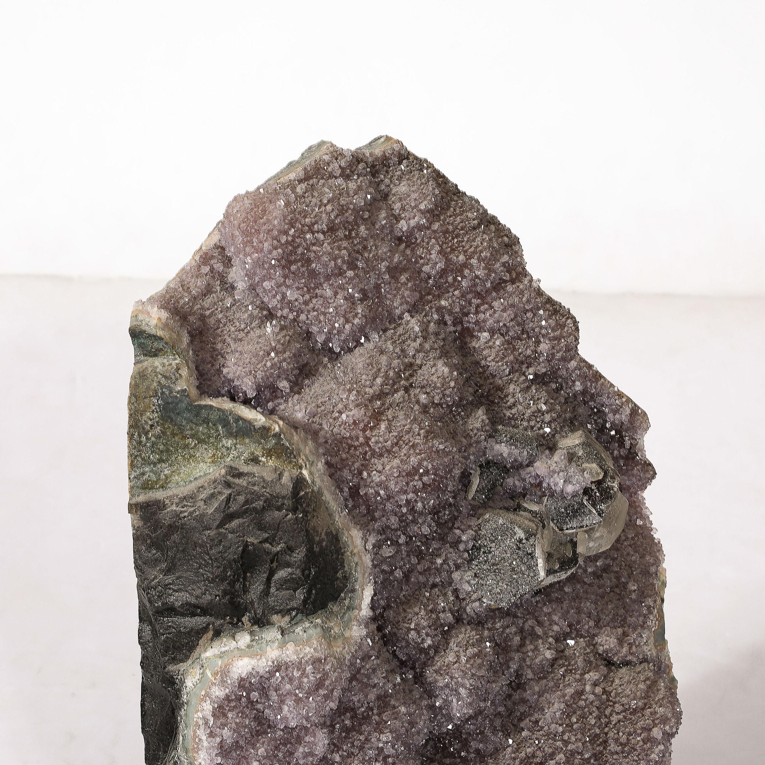 Modernistisches Uruguayer Amethyst-Bergkristall-Exemplar aus Bergkristall auf schwarzem Lacksockel im Angebot 6