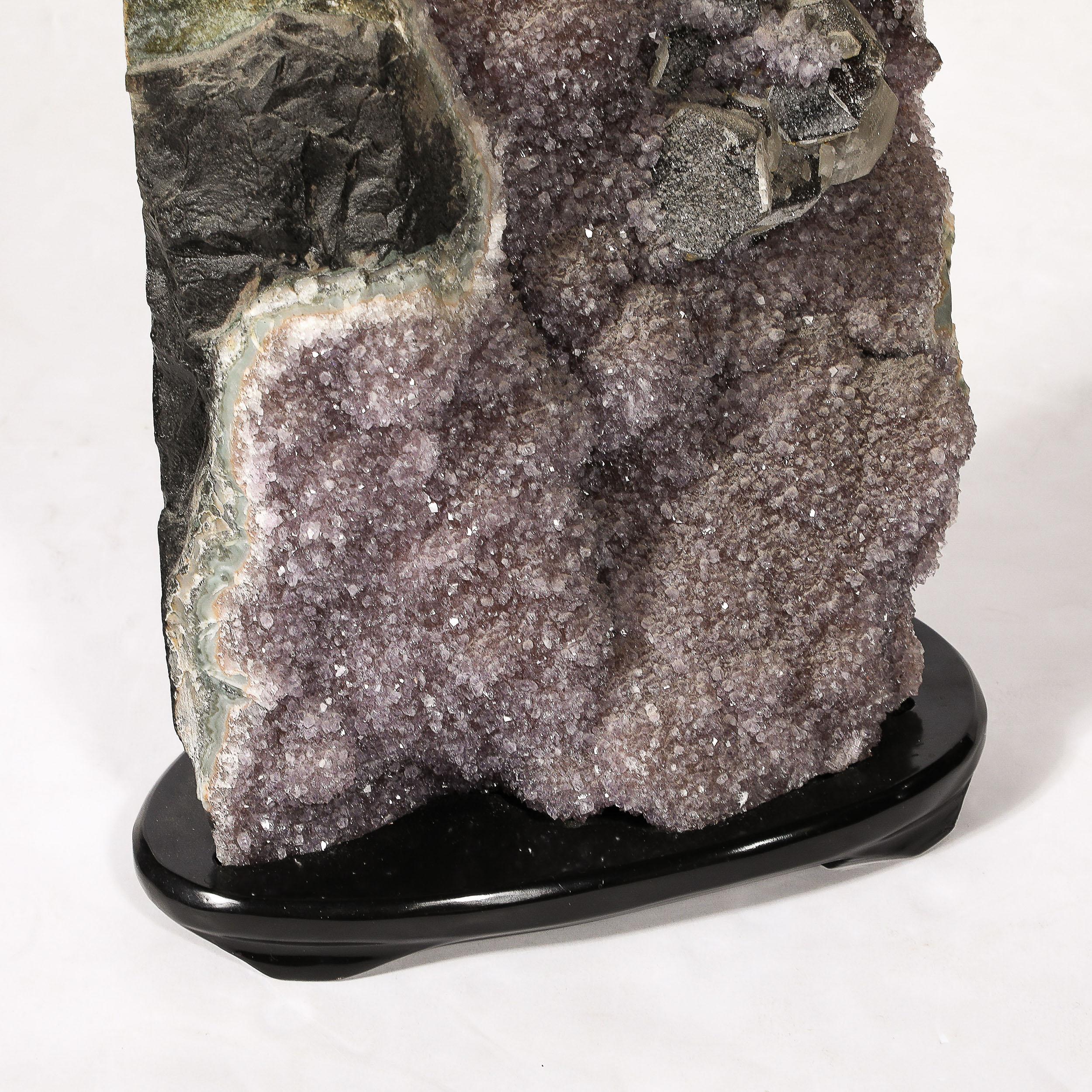 Modernistisches Uruguayer Amethyst-Bergkristall-Exemplar aus Bergkristall auf schwarzem Lacksockel im Angebot 7