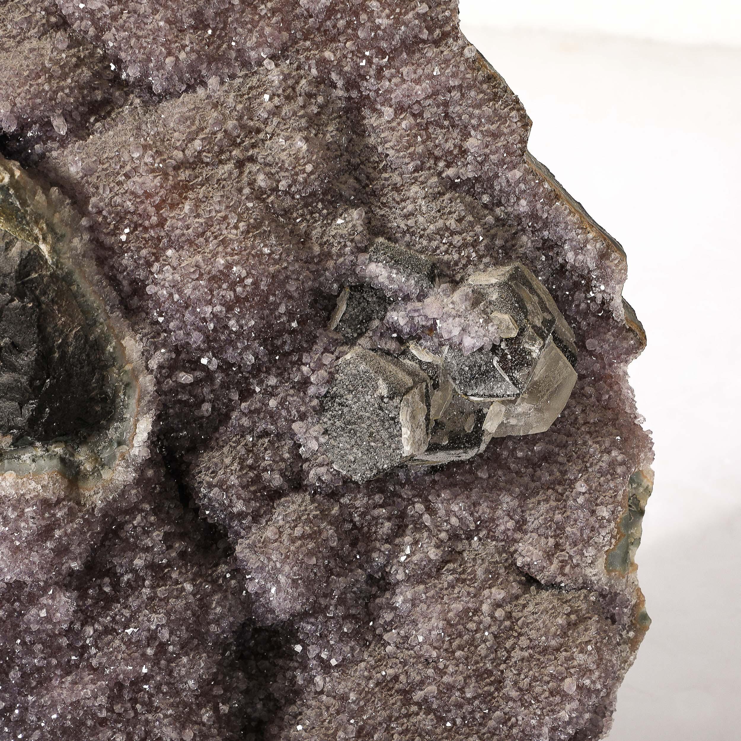 Modernistisches Uruguayer Amethyst-Bergkristall-Exemplar aus Bergkristall auf schwarzem Lacksockel im Angebot 8