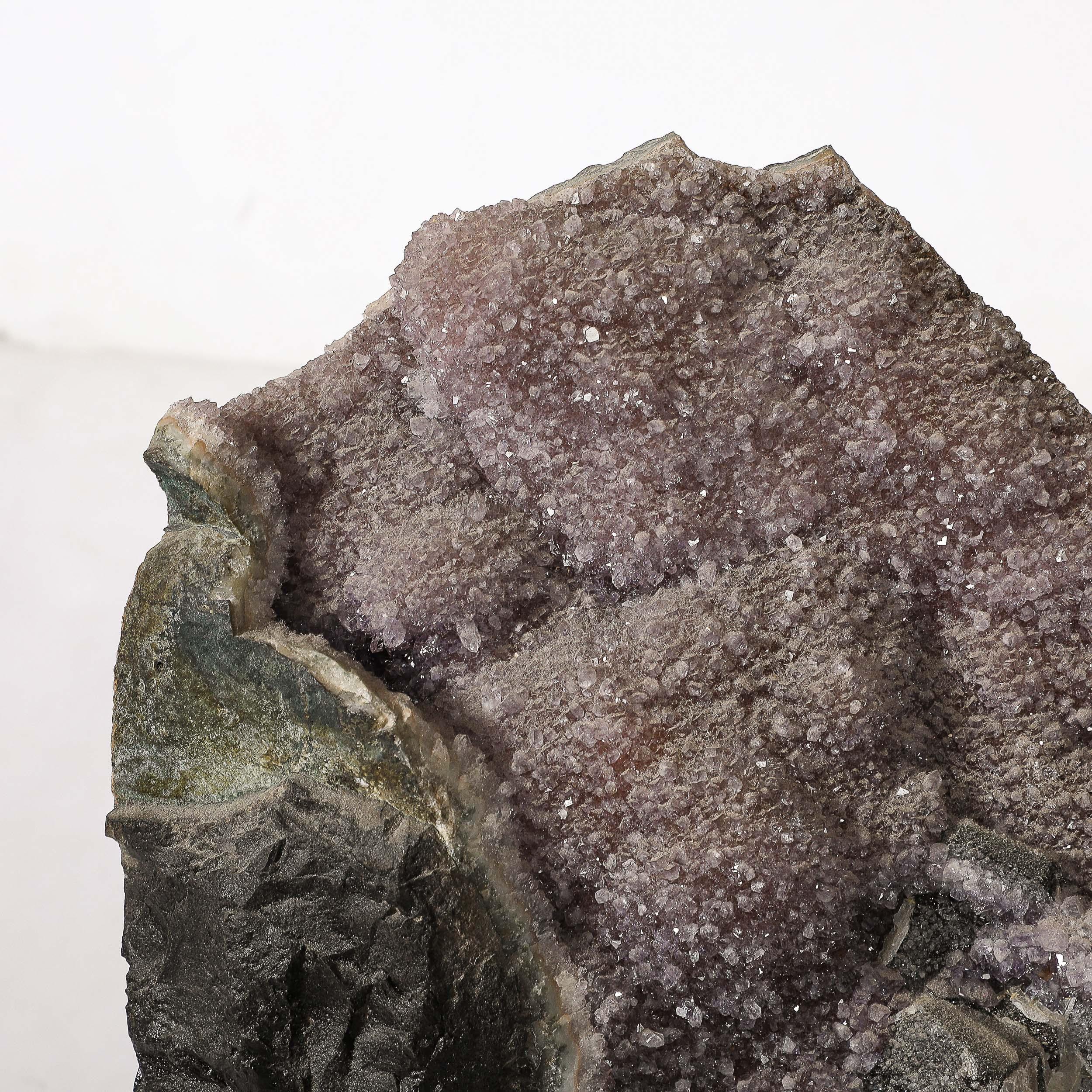 Modernistisches Uruguayer Amethyst-Bergkristall-Exemplar aus Bergkristall auf schwarzem Lacksockel im Angebot 9