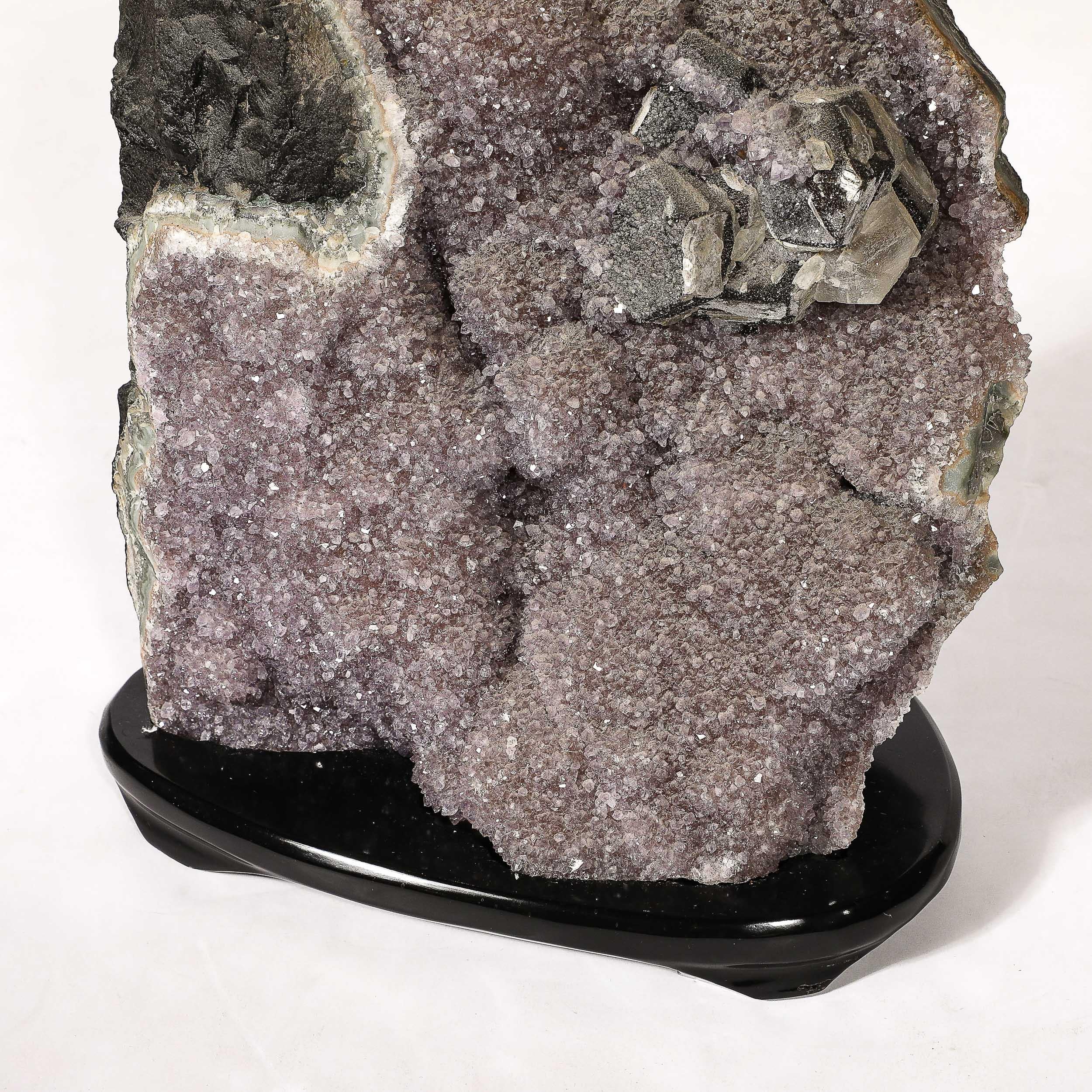 Modernistisches Uruguayer Amethyst-Bergkristall-Exemplar aus Bergkristall auf schwarzem Lacksockel im Zustand „Hervorragend“ im Angebot in New York, NY