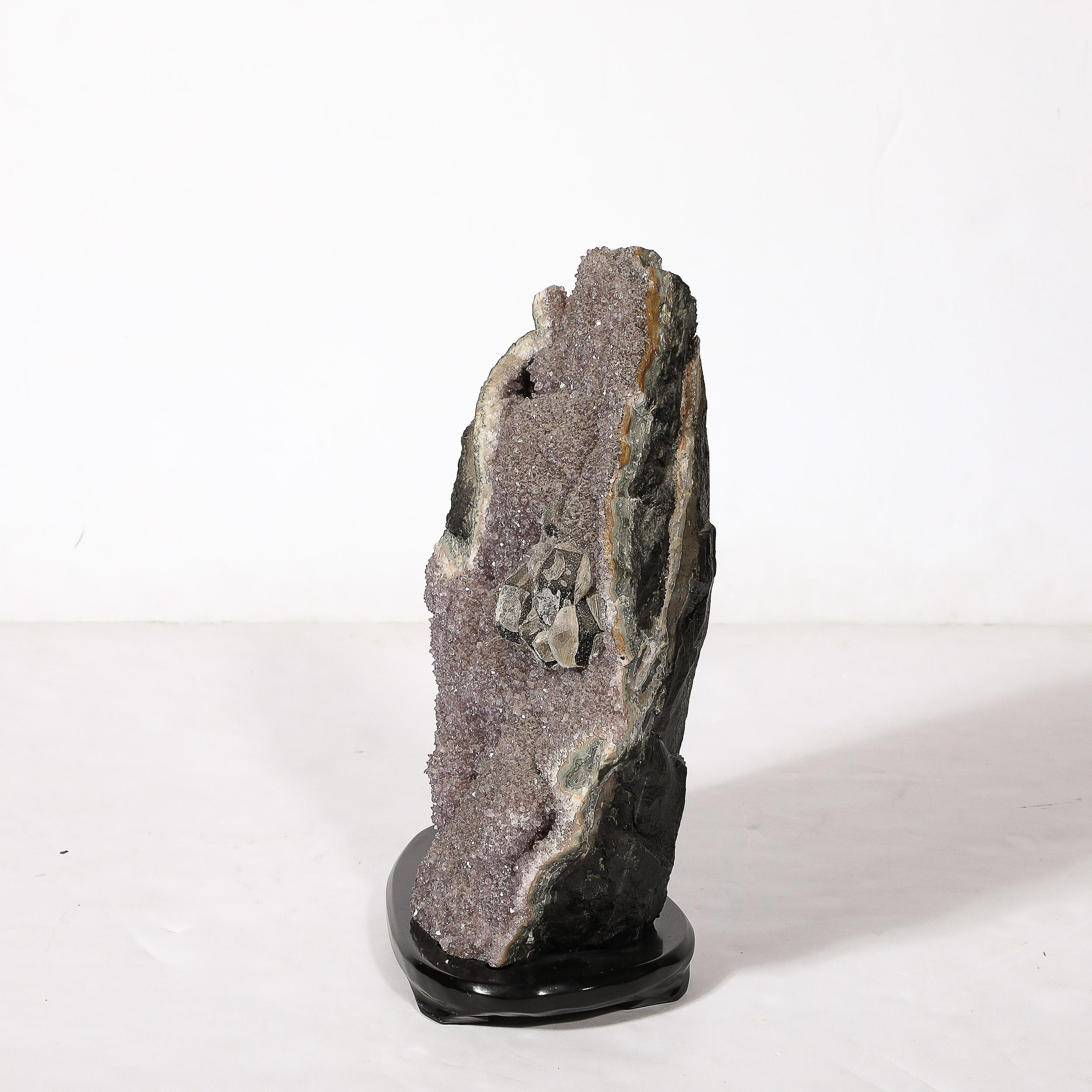 Modernistisches Uruguayer Amethyst-Bergkristall-Exemplar aus Bergkristall auf schwarzem Lacksockel im Angebot 1