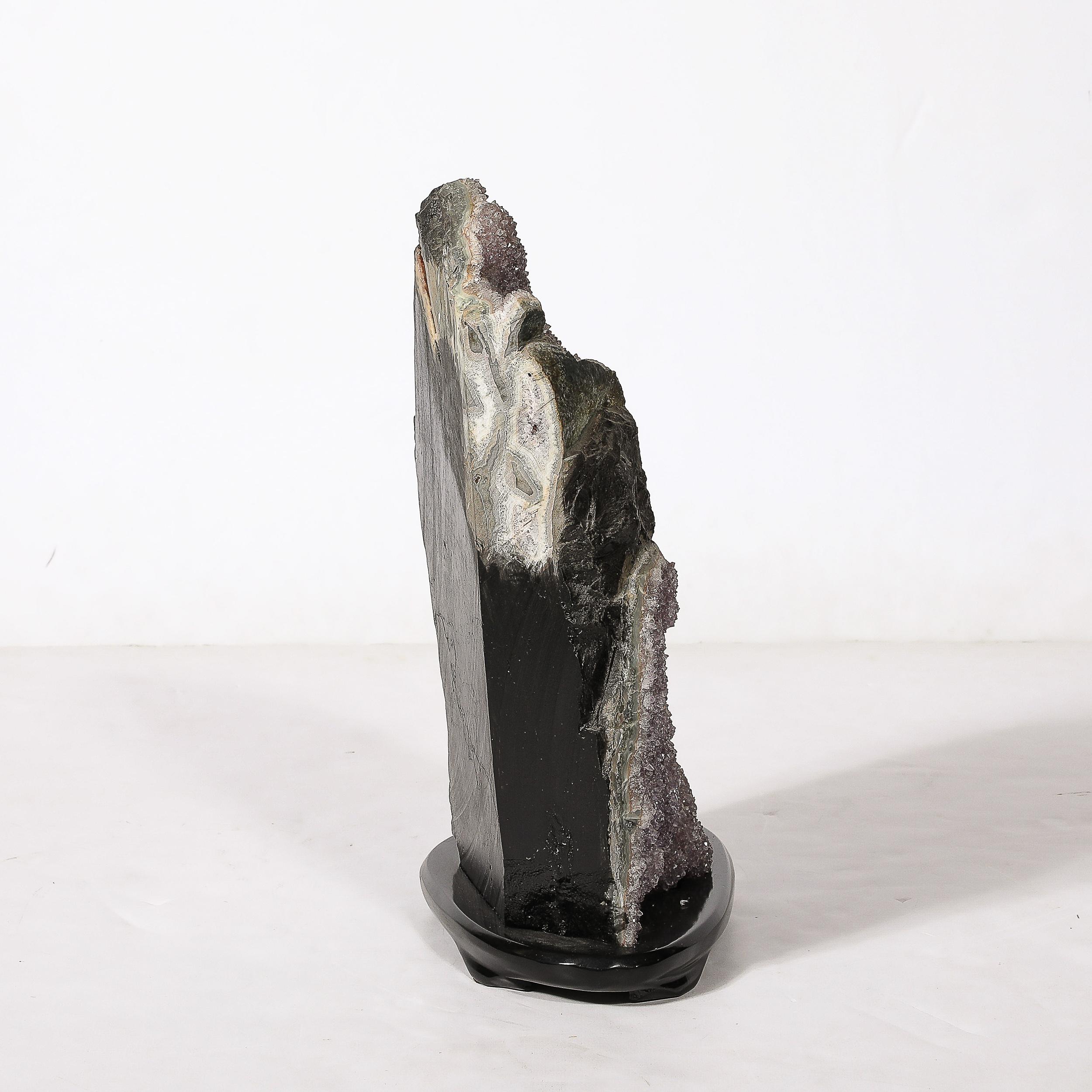 Modernistisches Uruguayer Amethyst-Bergkristall-Exemplar aus Bergkristall auf schwarzem Lacksockel im Angebot 3