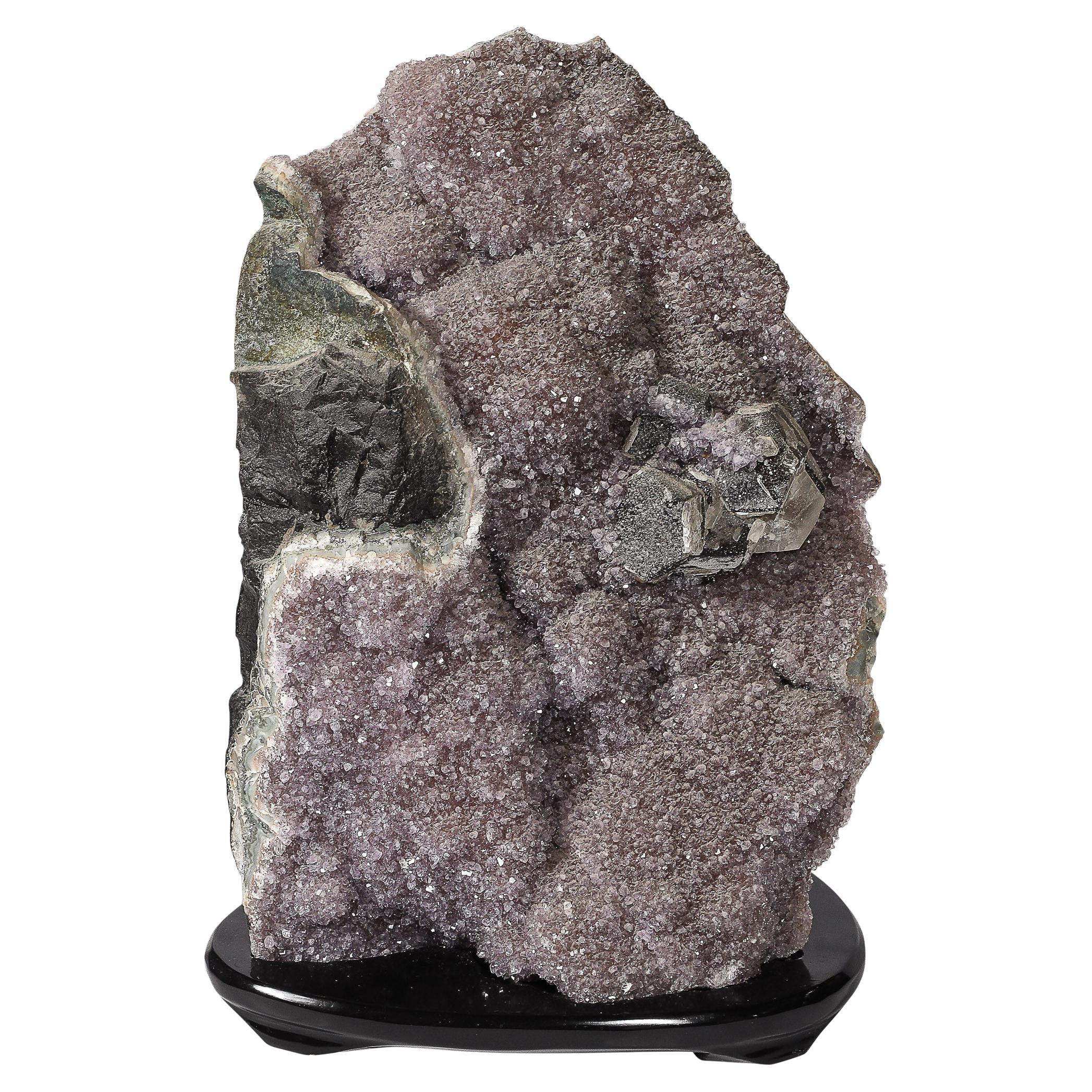 Modernistisches Uruguayer Amethyst-Bergkristall-Exemplar aus Bergkristall auf schwarzem Lacksockel
