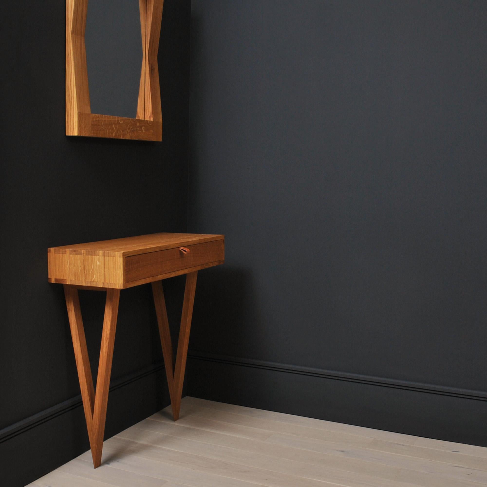 Table de toilette moderniste conçue et fabriquée à la main en Angleterre selon des techniques traditionnelles de fabrication de meubles. Entièrement fabriqué à la main à partir de chêne anglais scié sur quartier. Joints à queue d'aronde à la main