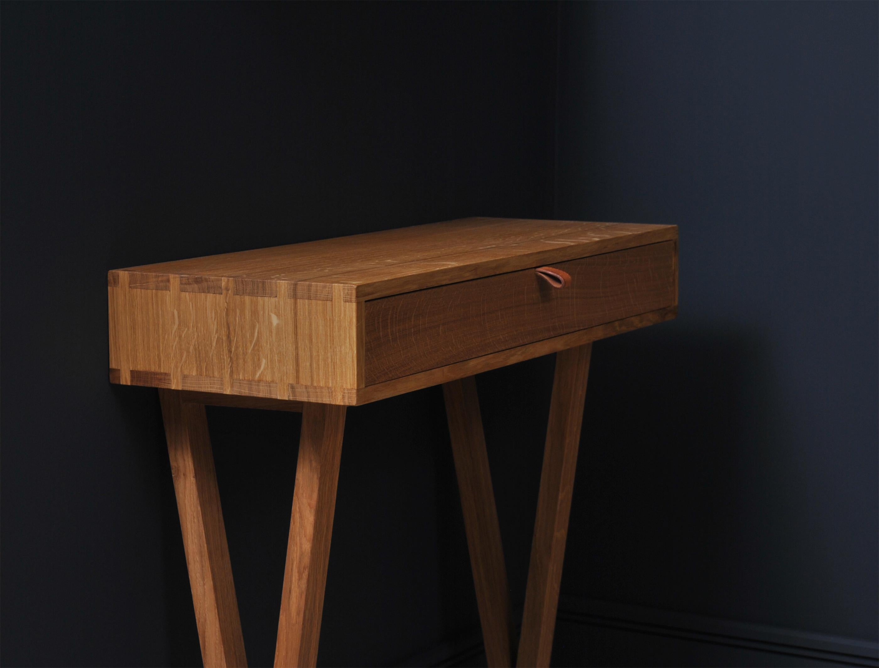 Chêne Table de coiffeuse moderniste en chêne anglais fabriquée à la main en vente