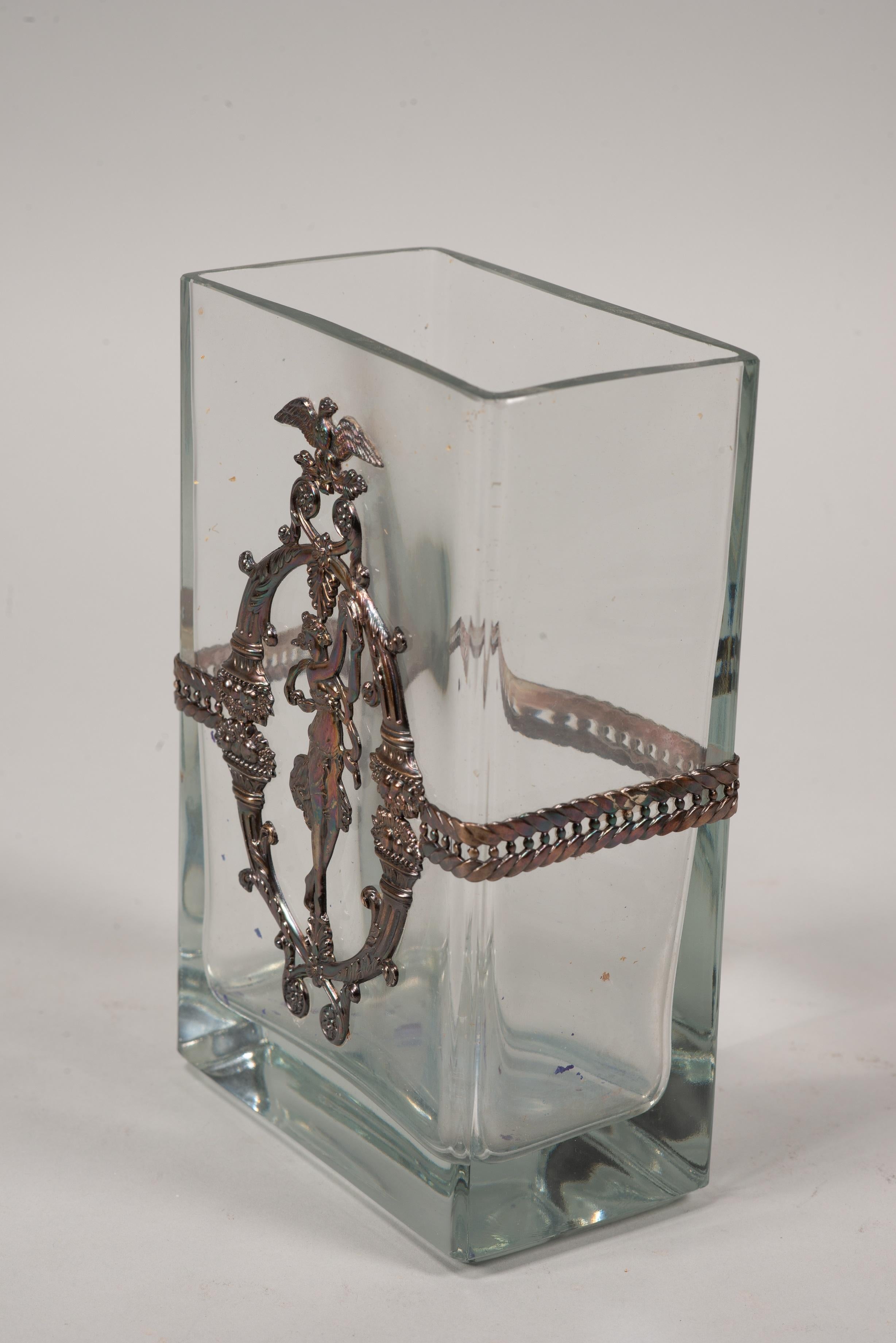 Vaso modernista. Vetro, metallo. Portogallo, Topazio Casquinha, circa 1900.
 Nessun segno distintivo. 
Un vaso rettangolare in vetro trasparente decorato con un elemento in metallo argentato che mostra influenze neoclassiche (l'aquila sulla parte