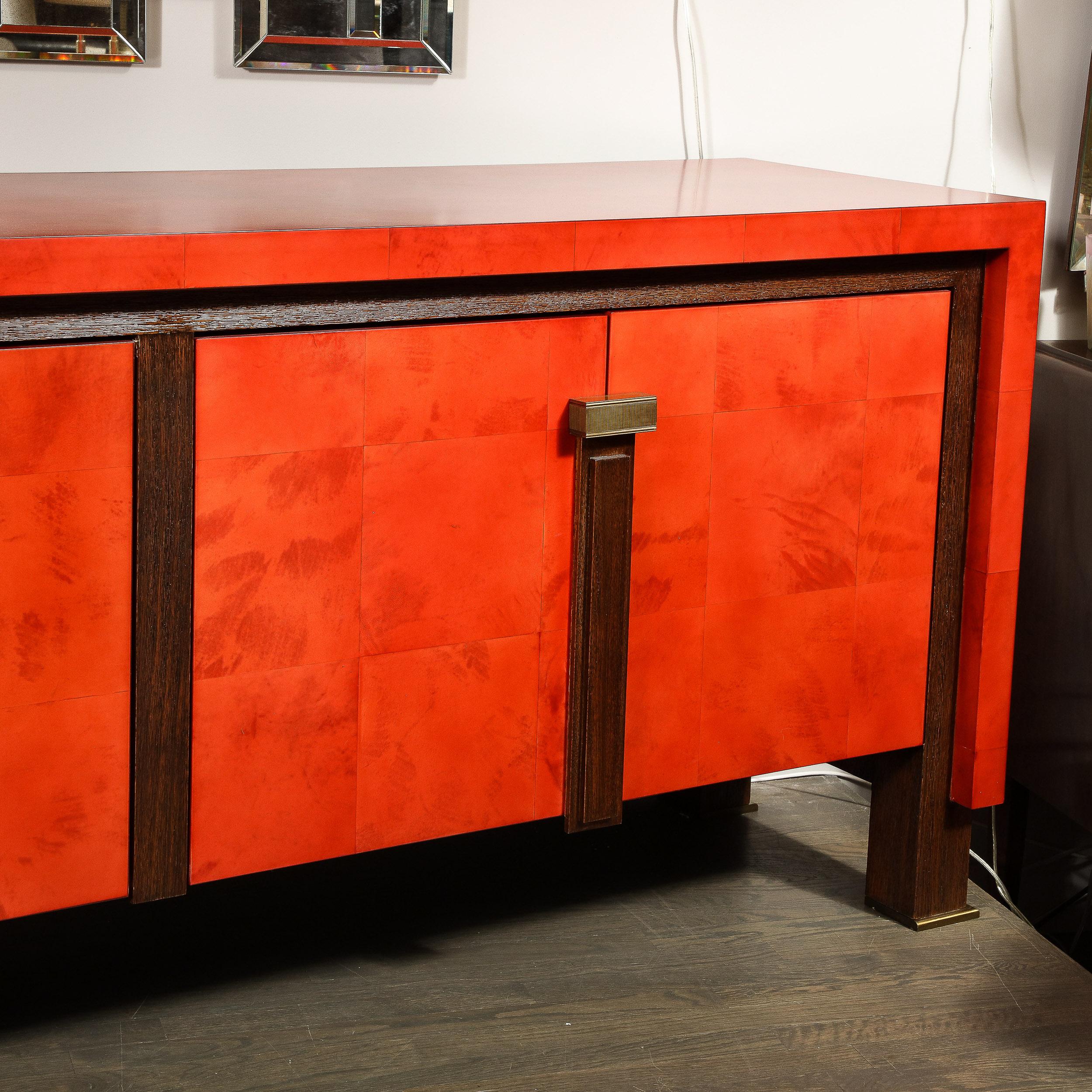 Modernistisches Vermillion-Sideboard aus lackiertem Ziegenleder mit geriffelten Bronzegriffen im Angebot 6