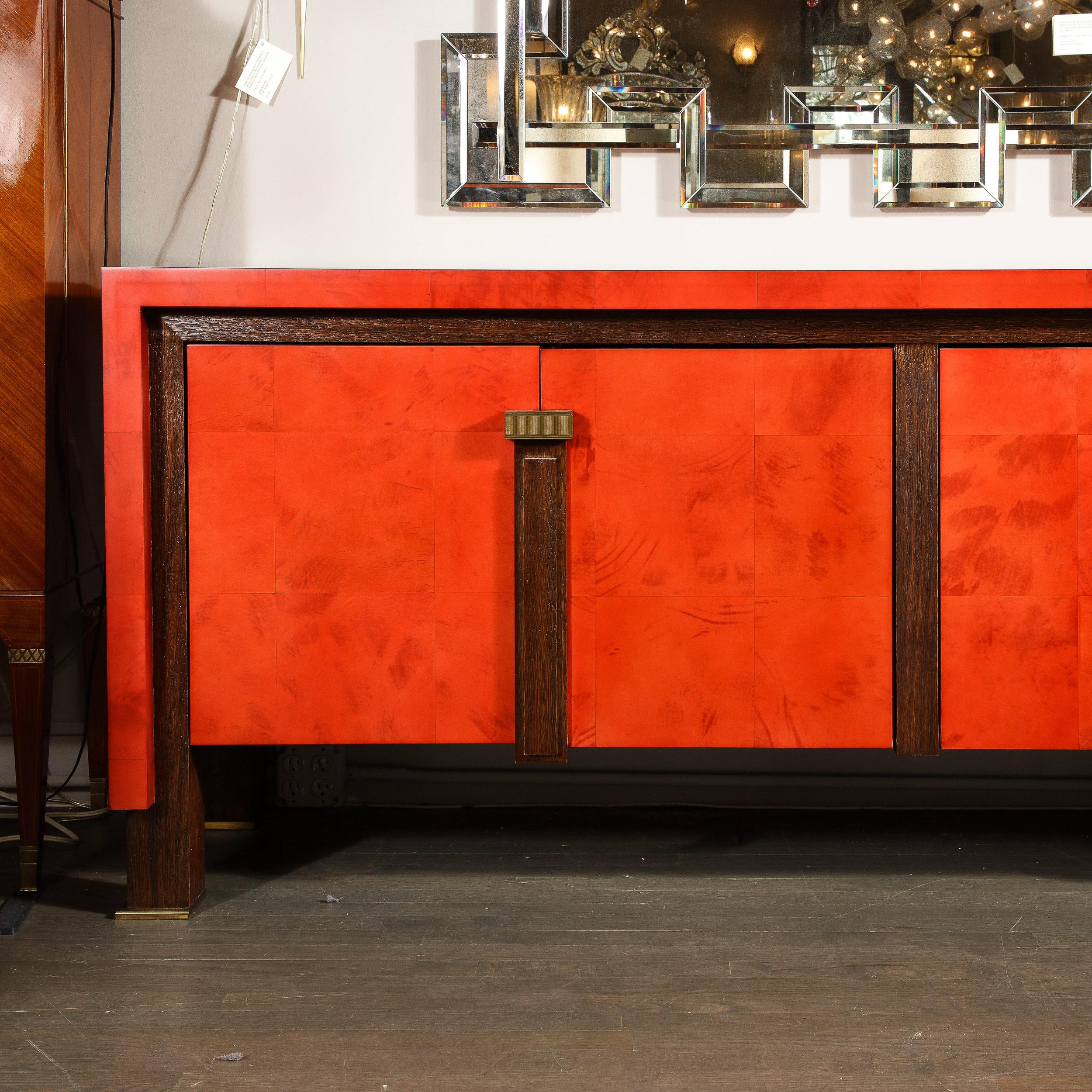 Modernistisches Vermillion-Sideboard aus lackiertem Ziegenleder mit geriffelten Bronzegriffen (Moderne) im Angebot