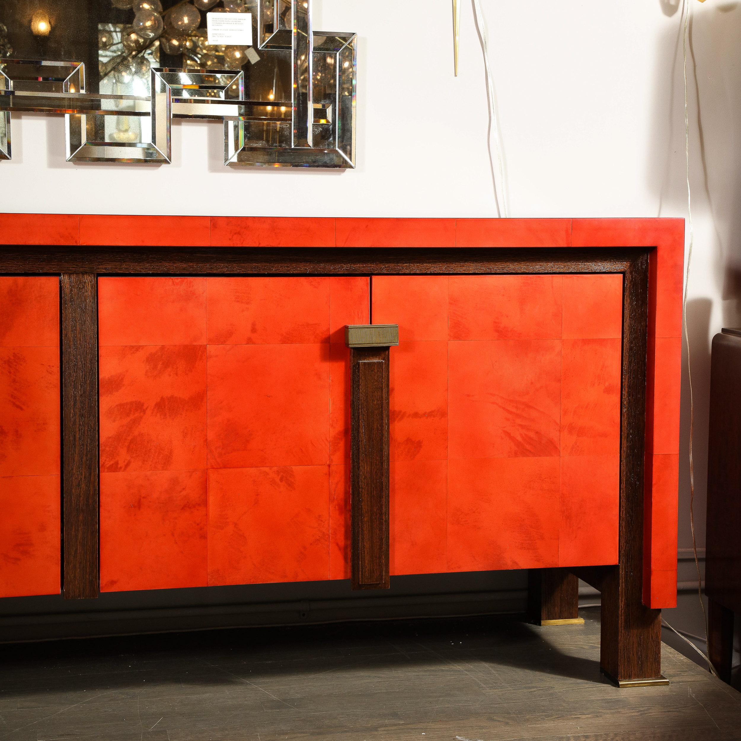 Modernistisches Vermillion-Sideboard aus lackiertem Ziegenleder mit geriffelten Bronzegriffen (amerikanisch) im Angebot