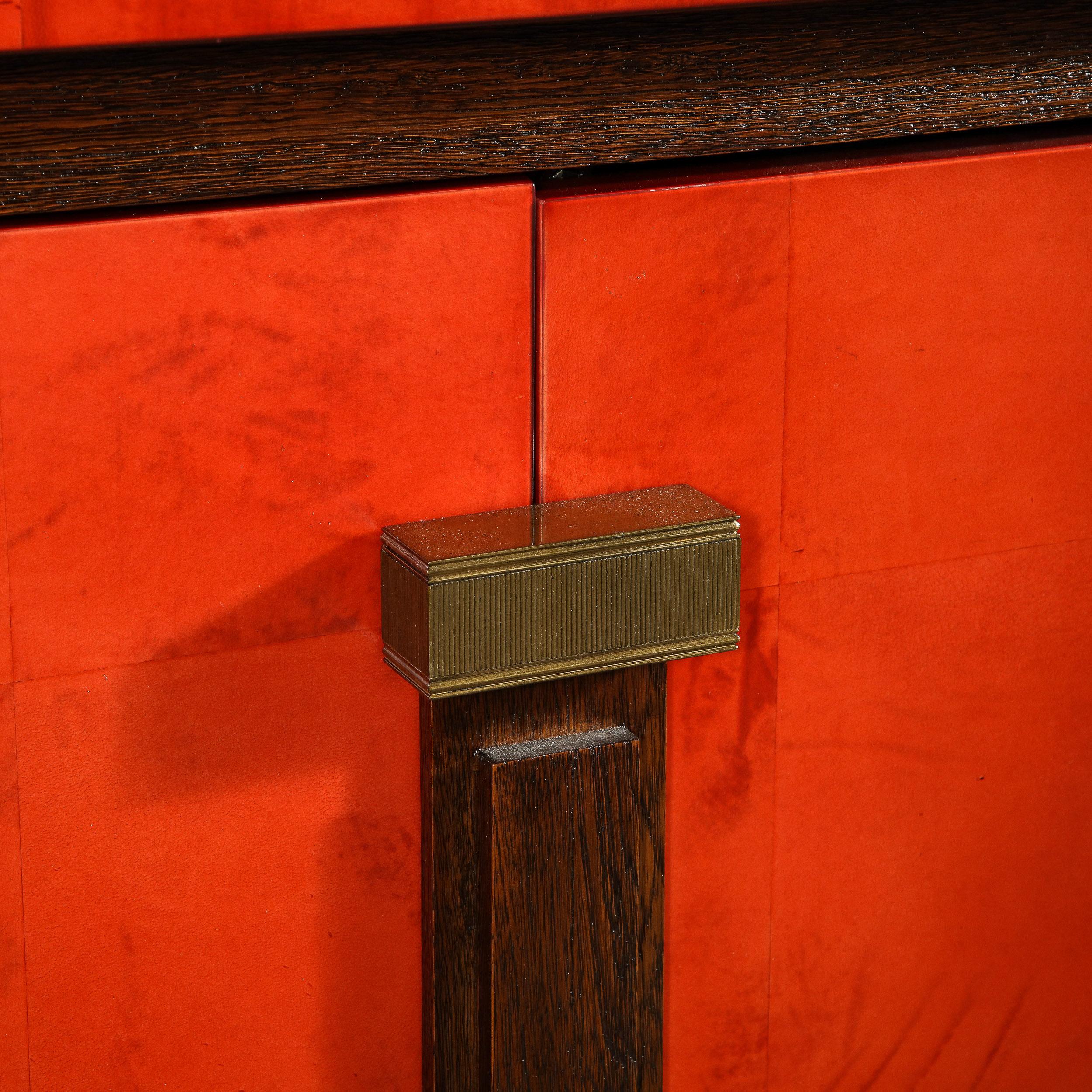 Modernistisches Vermillion-Sideboard aus lackiertem Ziegenleder mit geriffelten Bronzegriffen im Angebot 3