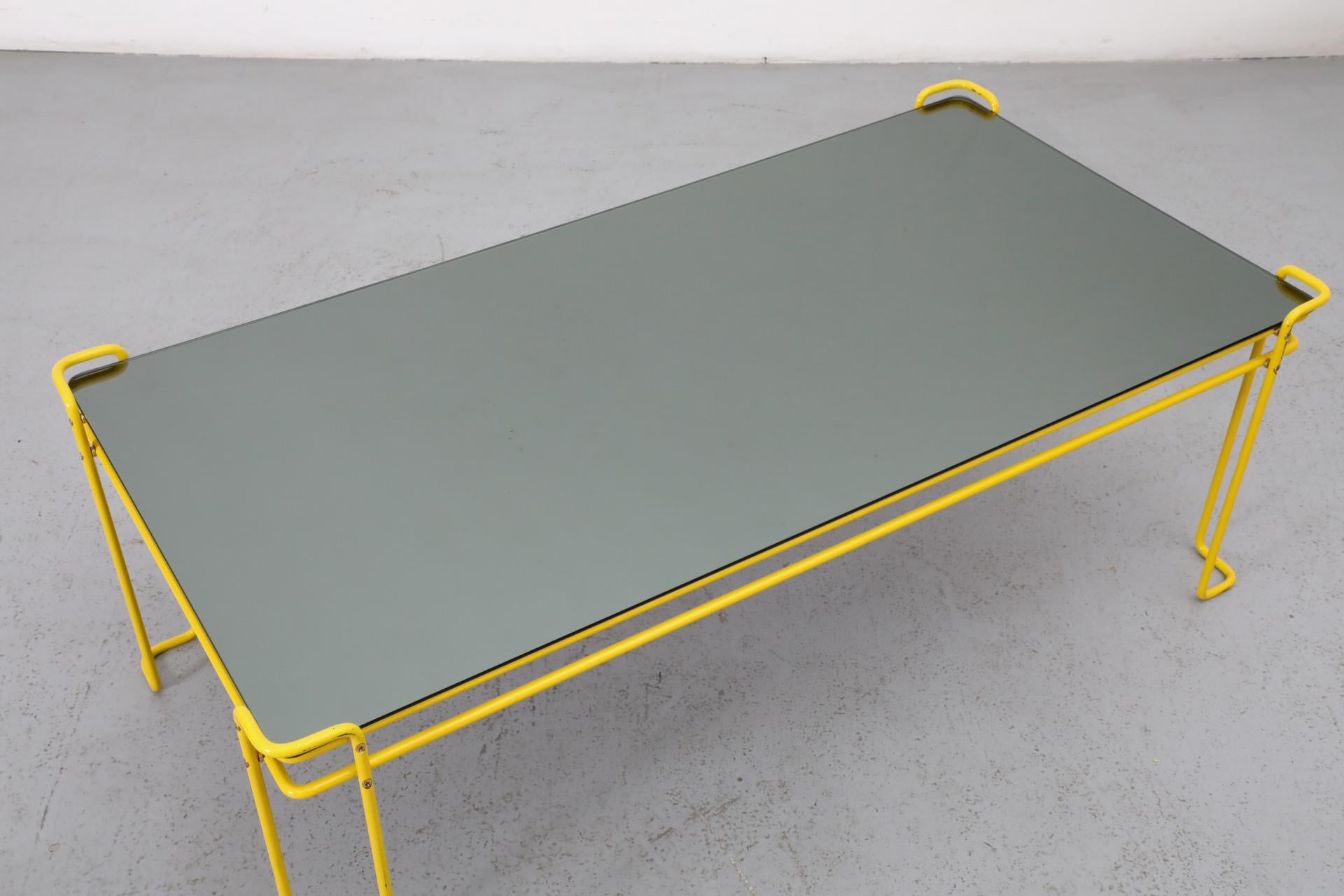 Mesa de centro modernista con marco de alambre amarillo vibrante y tapa de espejo ahumado en venta 2