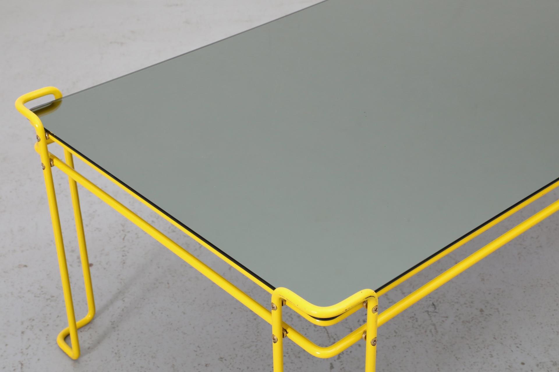 Mesa de centro modernista con marco de alambre amarillo vibrante y tapa de espejo ahumado en venta 3