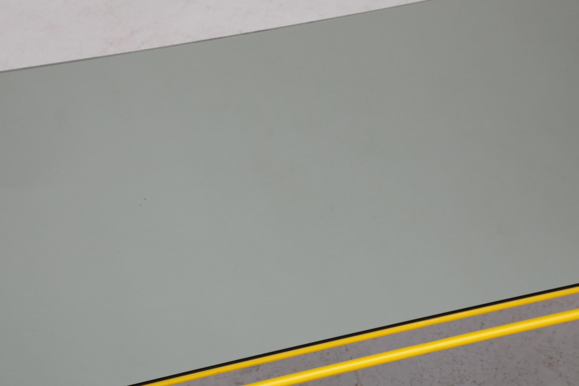 Mesa de centro modernista con marco de alambre amarillo vibrante y tapa de espejo ahumado en venta 4