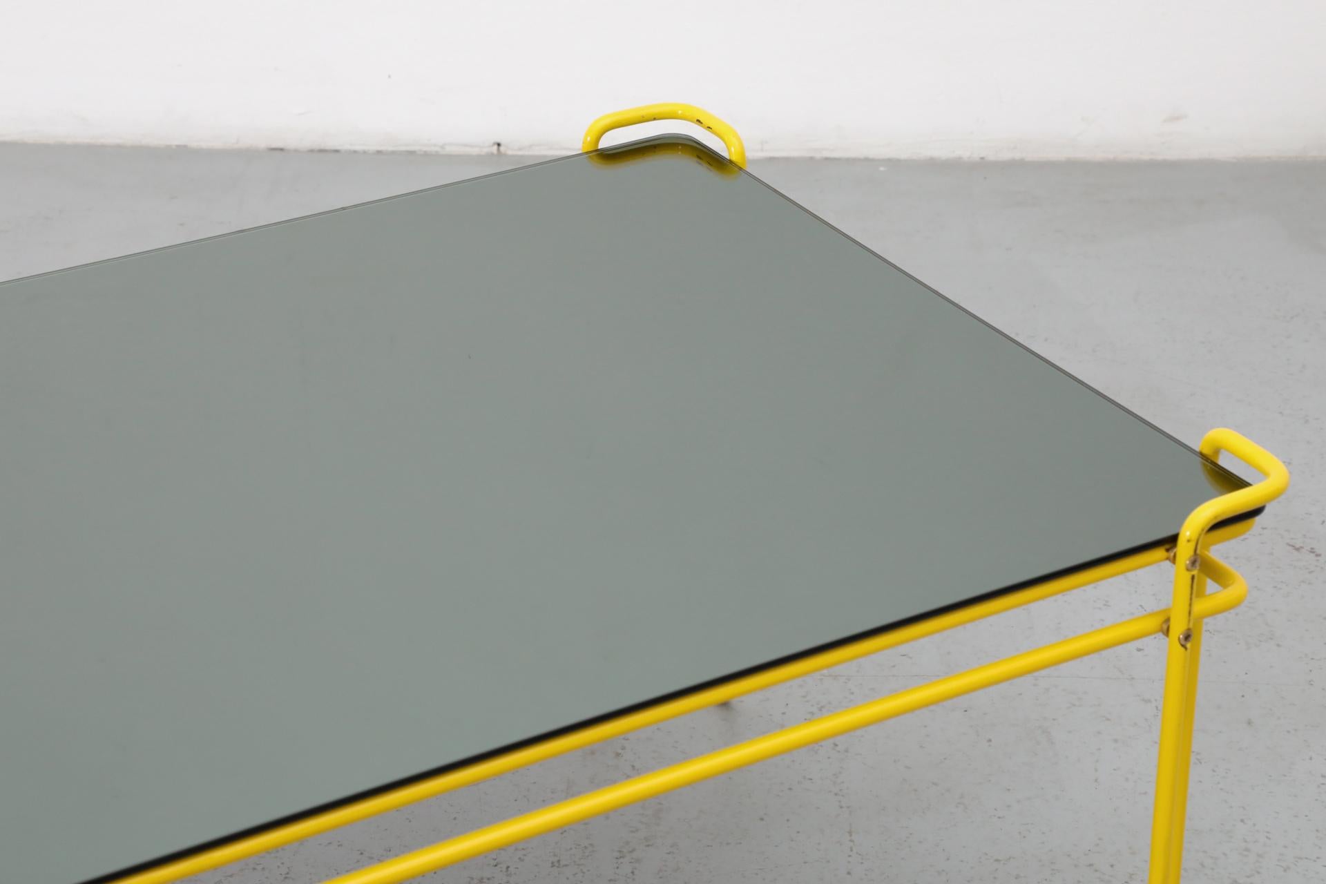 Mesa de centro modernista con marco de alambre amarillo vibrante y tapa de espejo ahumado en venta 5