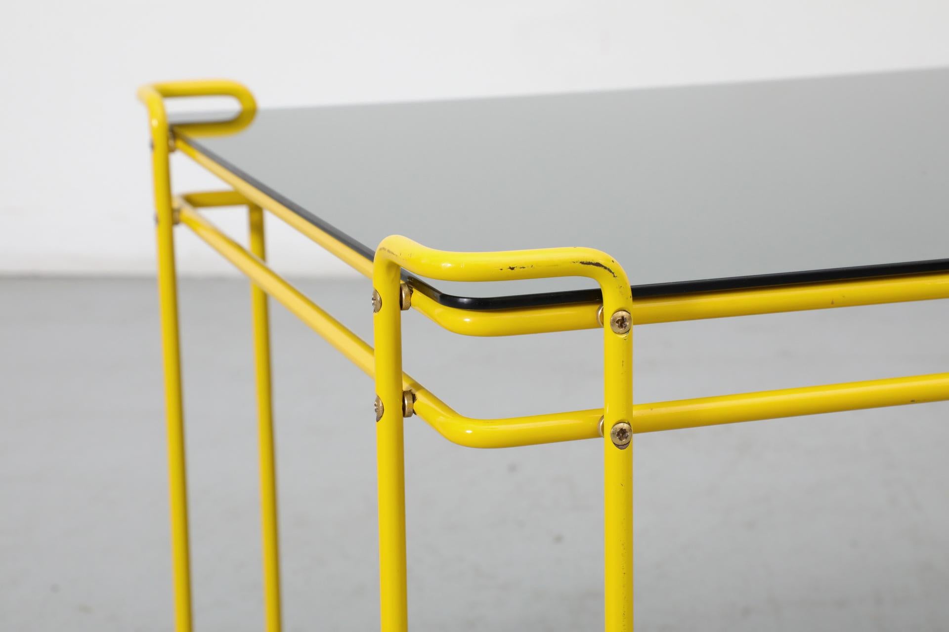 Mesa de centro modernista con marco de alambre amarillo vibrante y tapa de espejo ahumado en venta 6