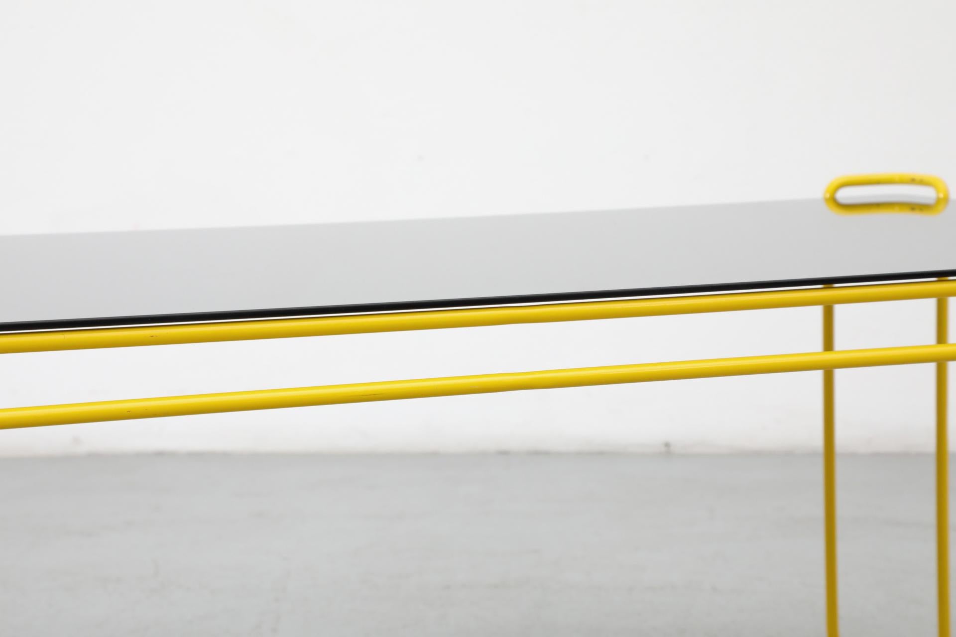 Mesa de centro modernista con marco de alambre amarillo vibrante y tapa de espejo ahumado en venta 7