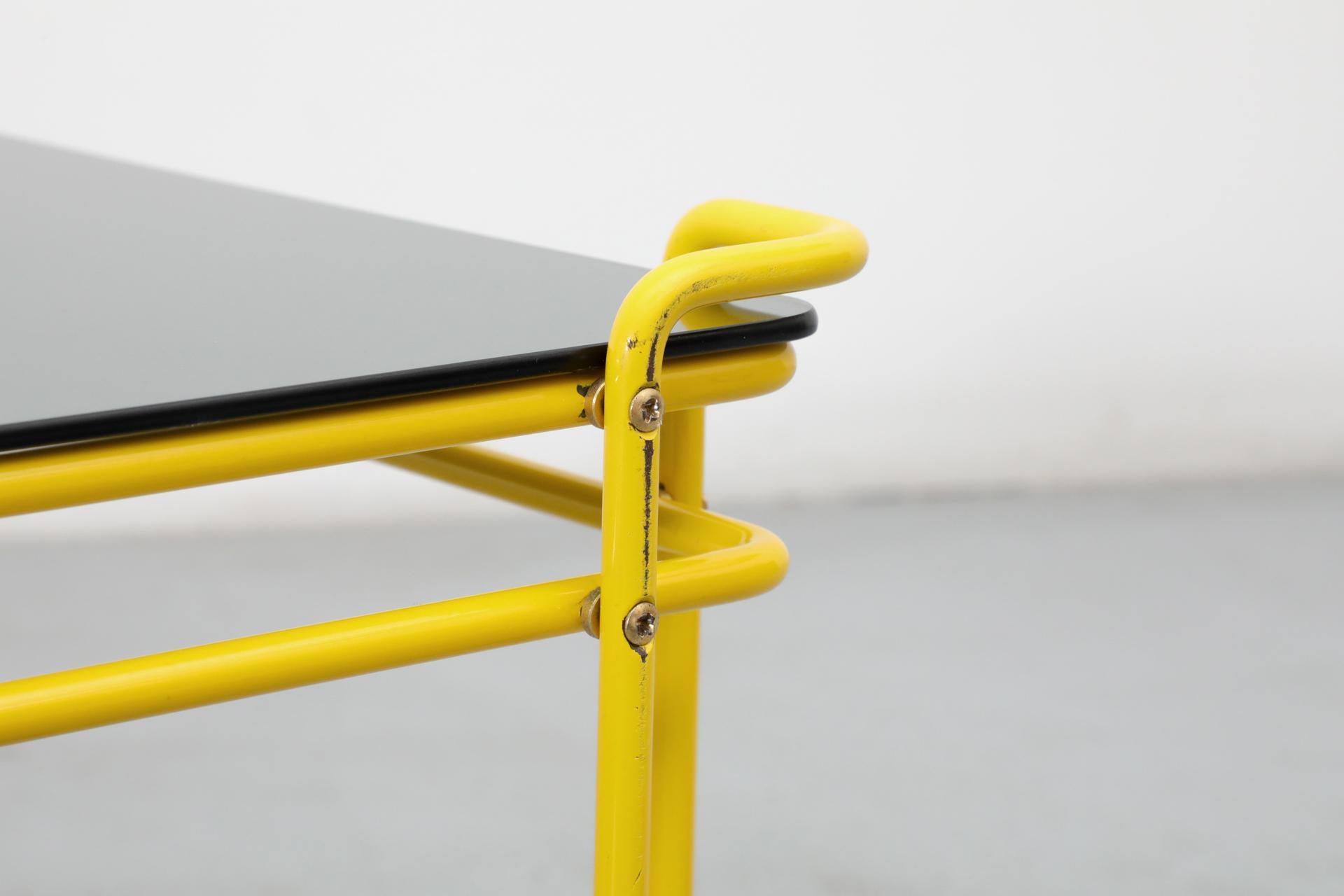 Mesa de centro modernista con marco de alambre amarillo vibrante y tapa de espejo ahumado en venta 8