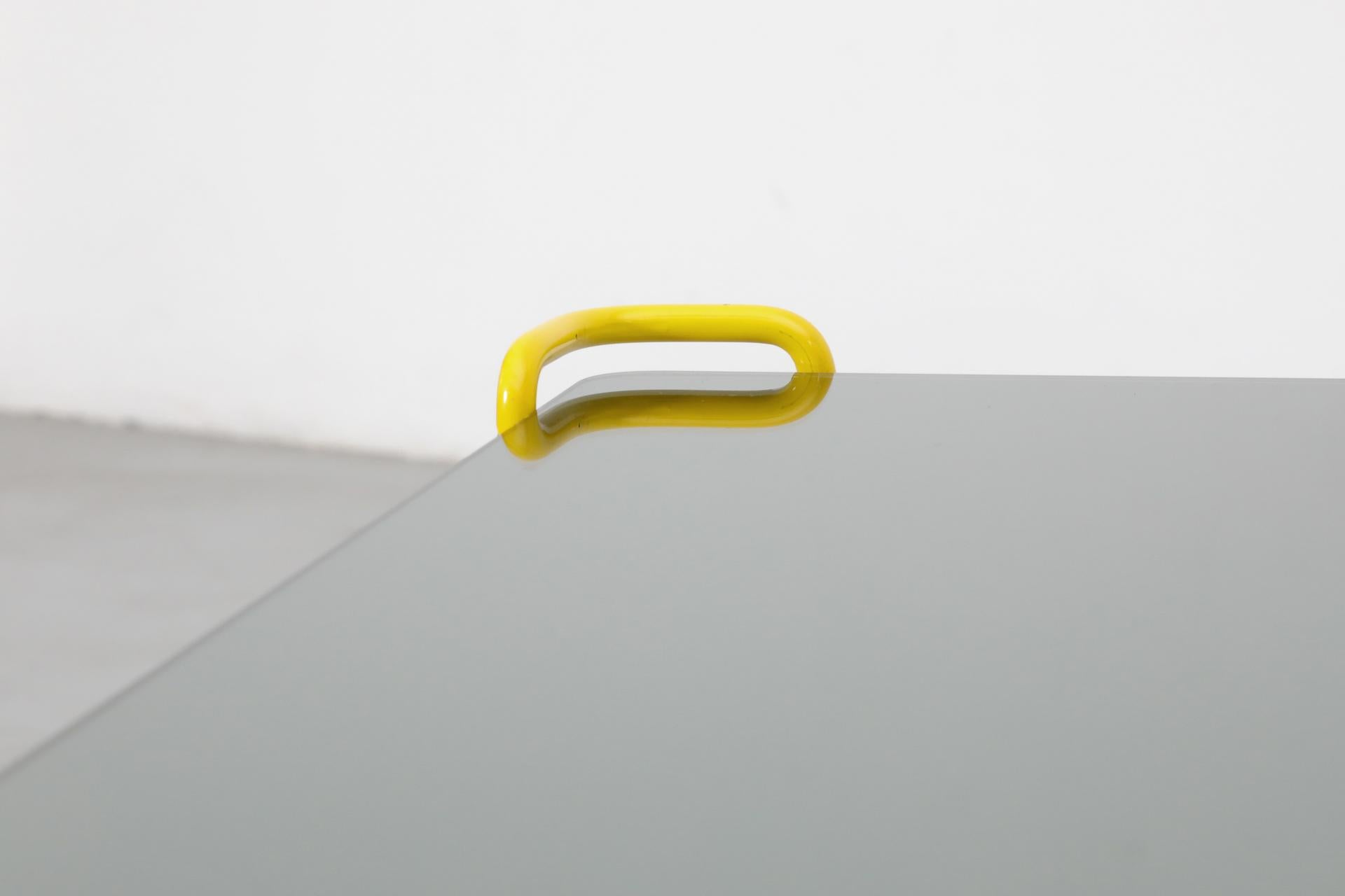 Mesa de centro modernista con marco de alambre amarillo vibrante y tapa de espejo ahumado en venta 9