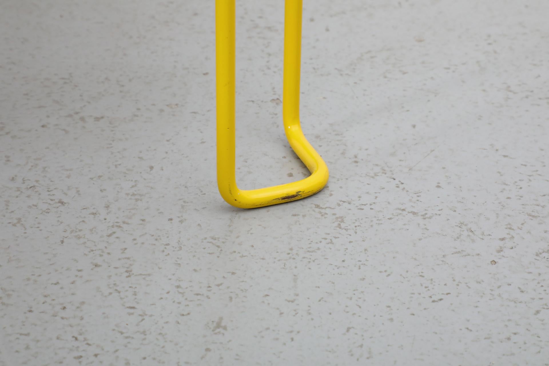 Mesa de centro modernista con marco de alambre amarillo vibrante y tapa de espejo ahumado en venta 10