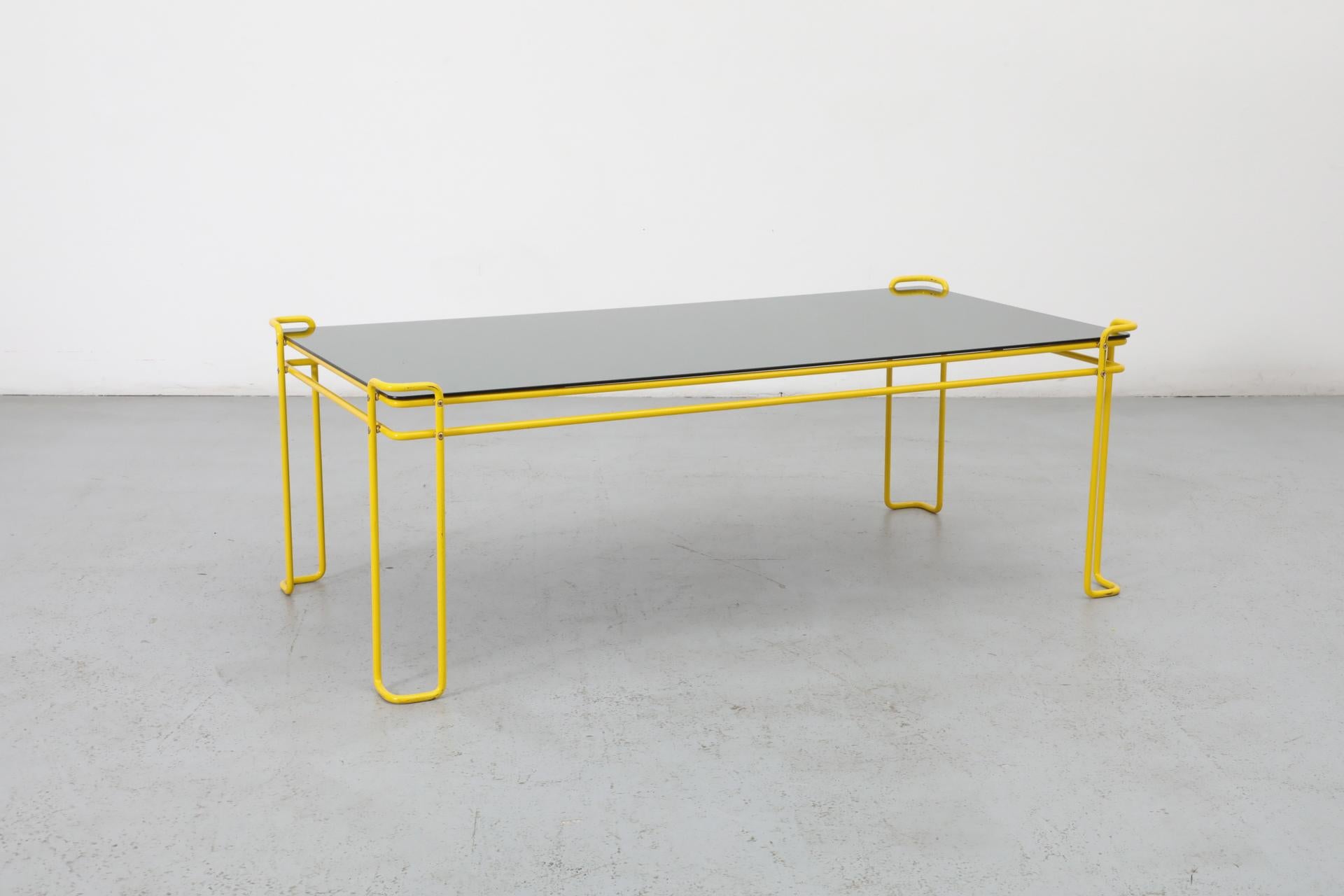 Mesa de centro modernista con marco de alambre amarillo vibrante y tapa de espejo ahumado en venta 11
