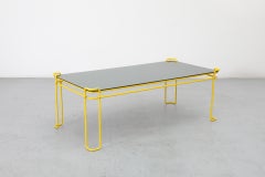 Modernistischer lebhaft gelber Draht-Couchtisch mit Rauchspiegelplatte