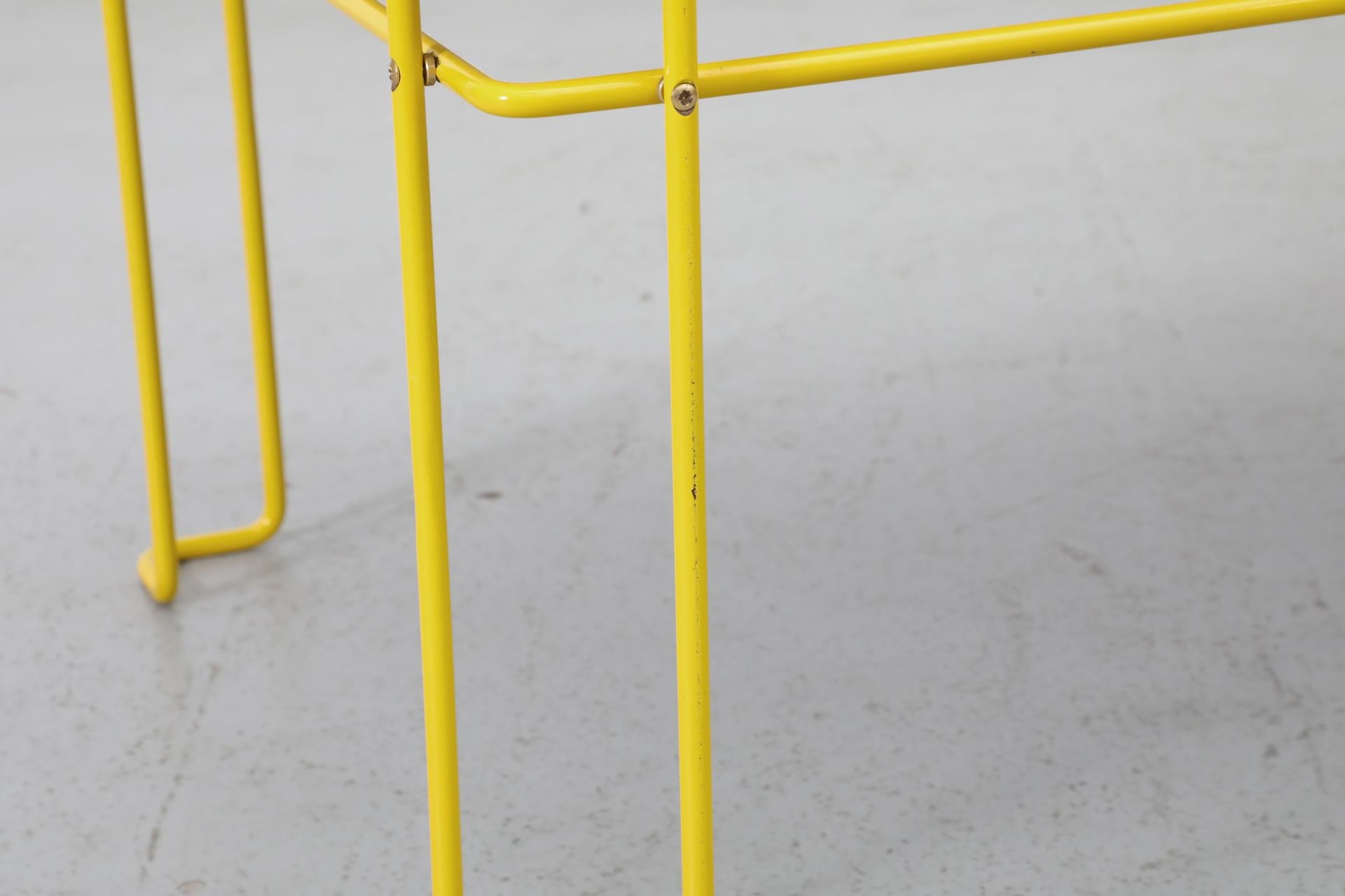 Mesa de centro modernista con marco de alambre amarillo vibrante y tapa de espejo ahumado en venta 12