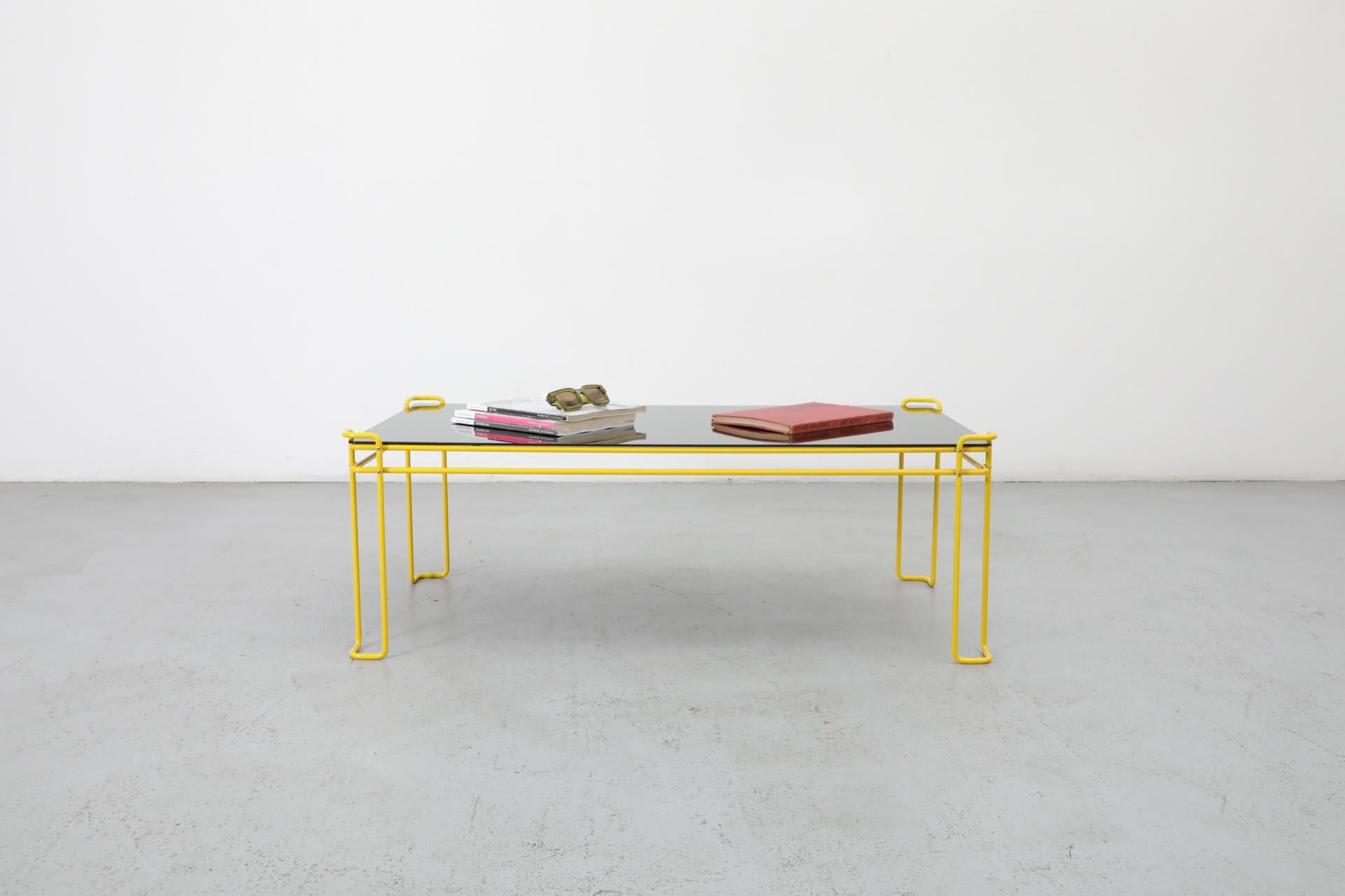 Mesa de centro modernista con marco de alambre amarillo vibrante y tapa de espejo ahumado Moderno de mediados de siglo en venta