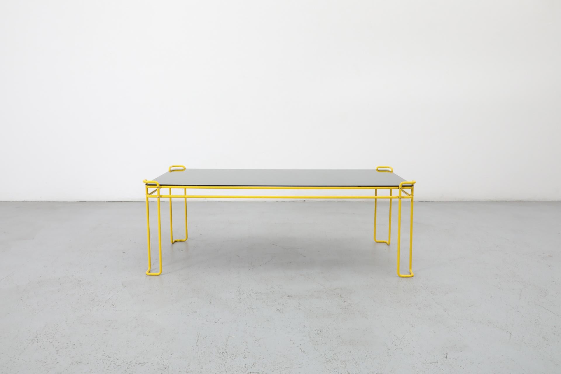Mesa de centro modernista con marco de alambre amarillo vibrante y tapa de espejo ahumado Holandés en venta