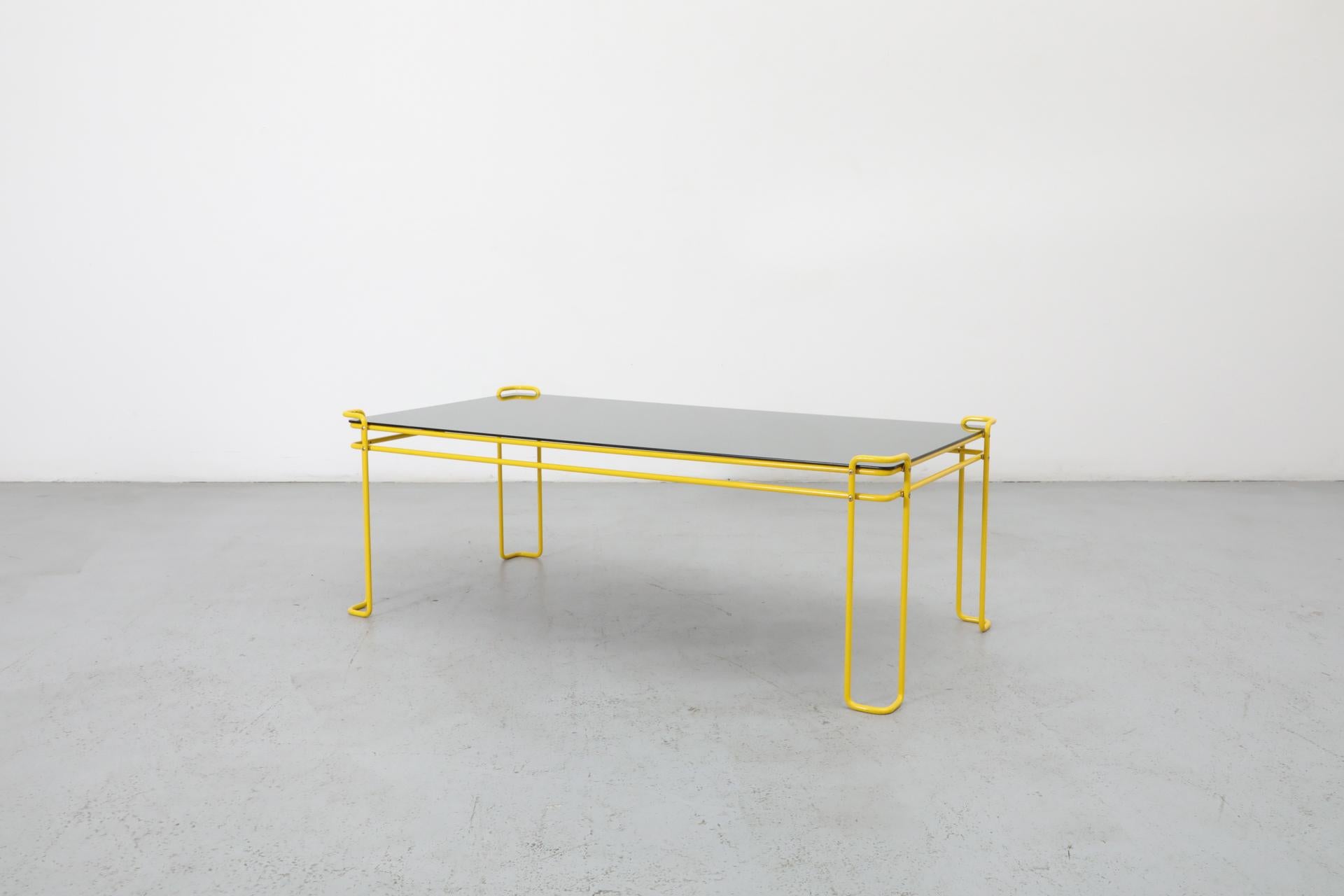 Mesa de centro modernista con marco de alambre amarillo vibrante y tapa de espejo ahumado Esmaltado en venta