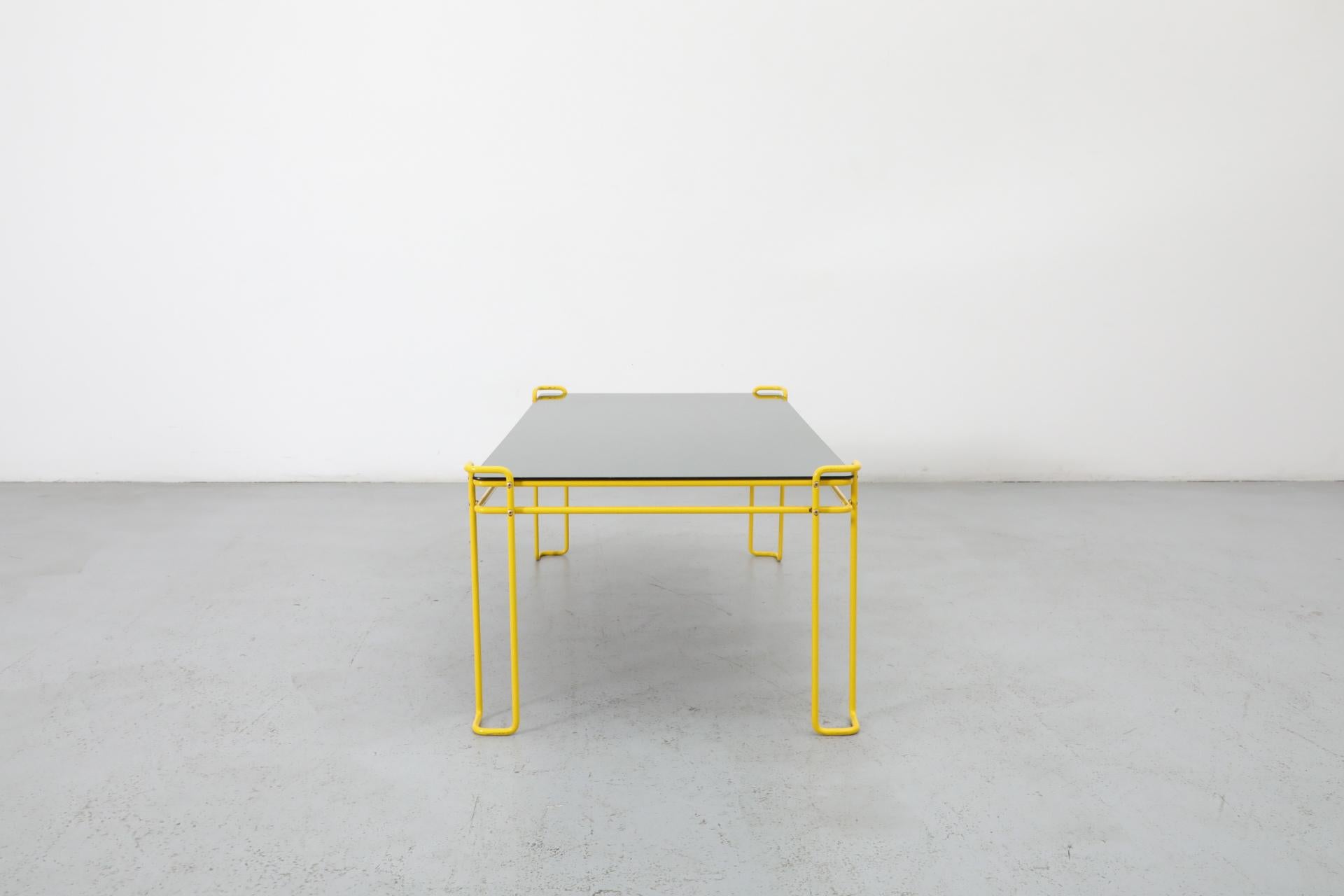 Mesa de centro modernista con marco de alambre amarillo vibrante y tapa de espejo ahumado en Bueno estado para la venta en Los Angeles, CA