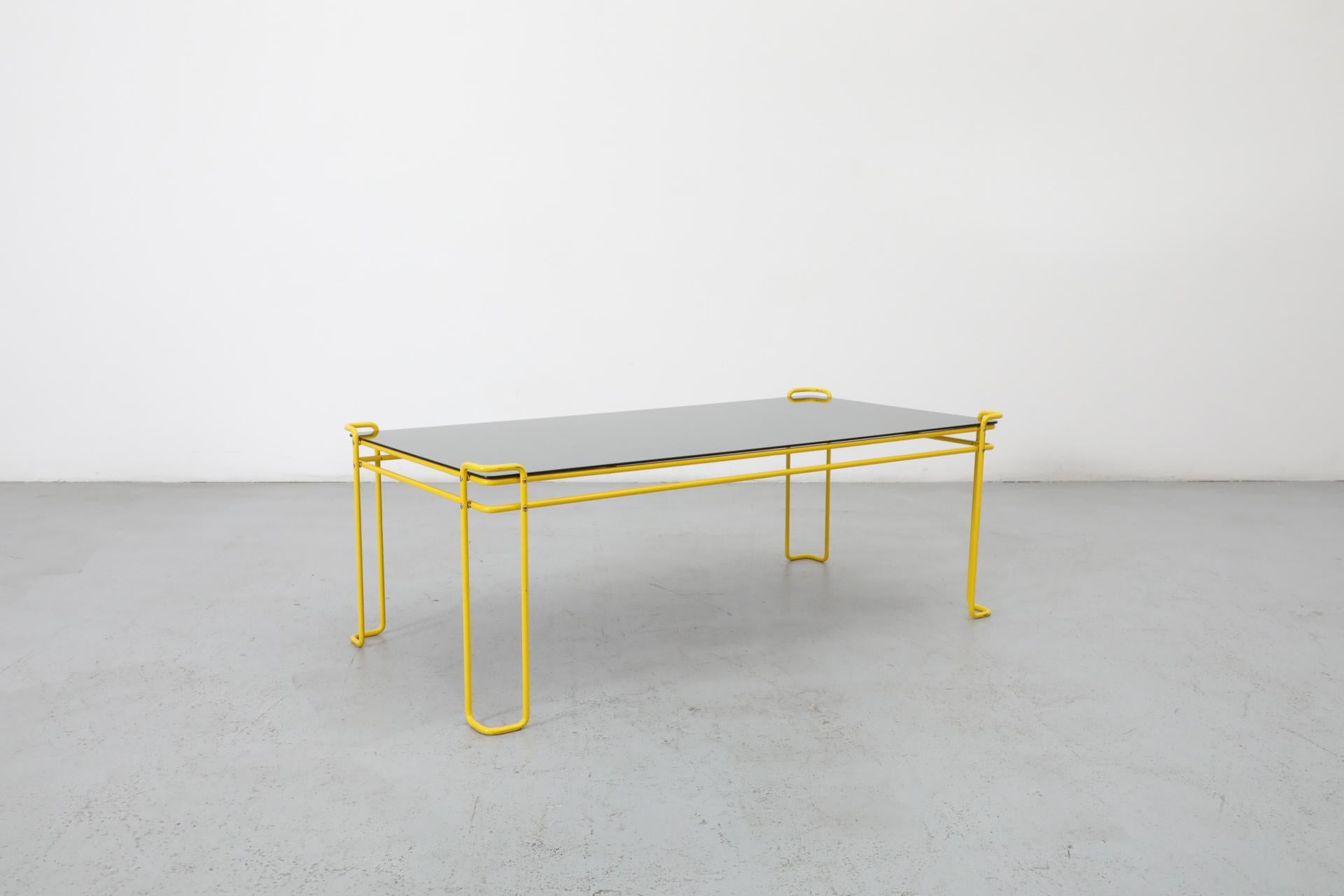 Mesa de centro modernista con marco de alambre amarillo vibrante y tapa de espejo ahumado siglo XX en venta