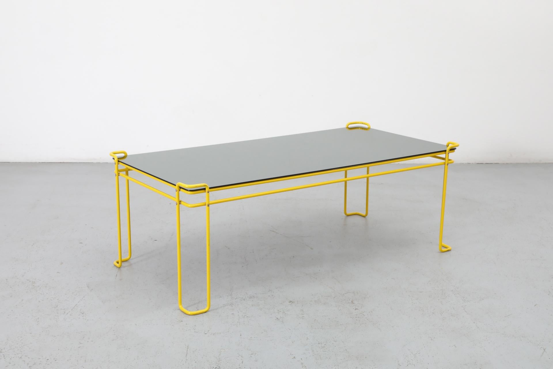 Mesa de centro modernista con marco de alambre amarillo vibrante y tapa de espejo ahumado Espejo en venta