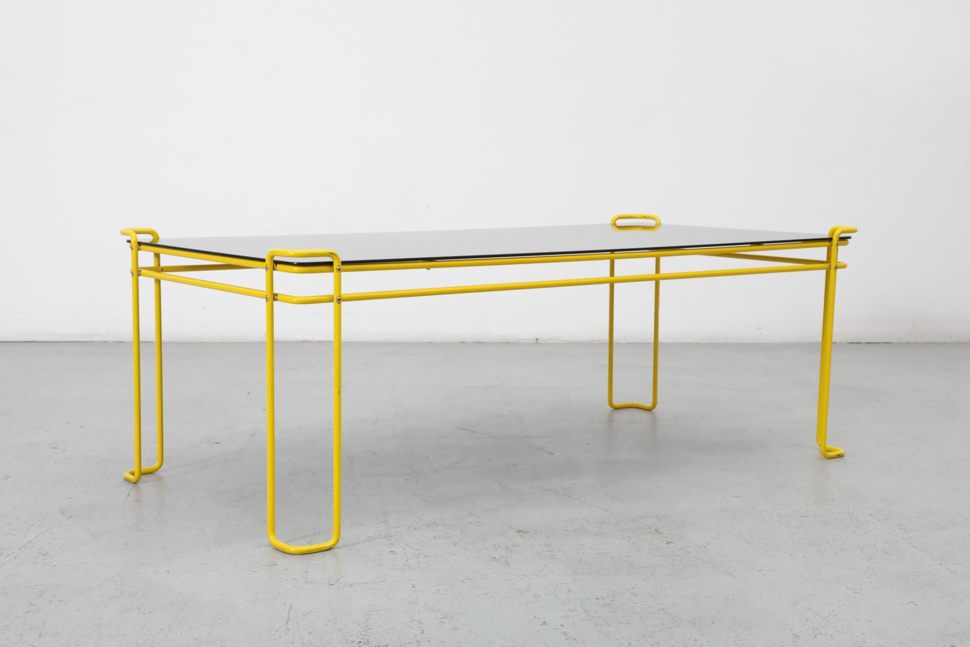 Mesa de centro modernista con marco de alambre amarillo vibrante y tapa de espejo ahumado en venta 1