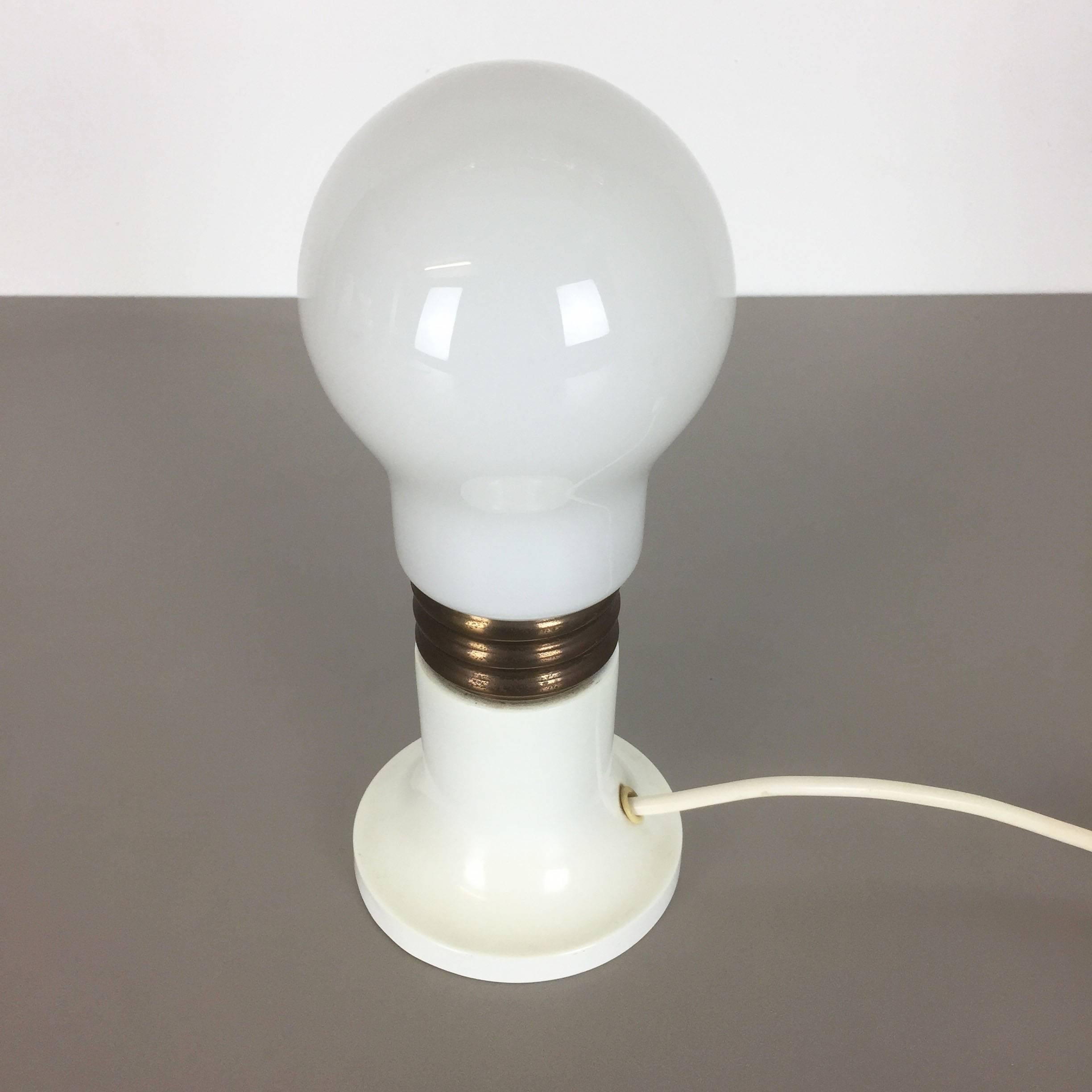 Mid-Century Modern Petite lampe de bureau italienne à ampoule en verre moderniste et vintage des années 1970, Italie en vente
