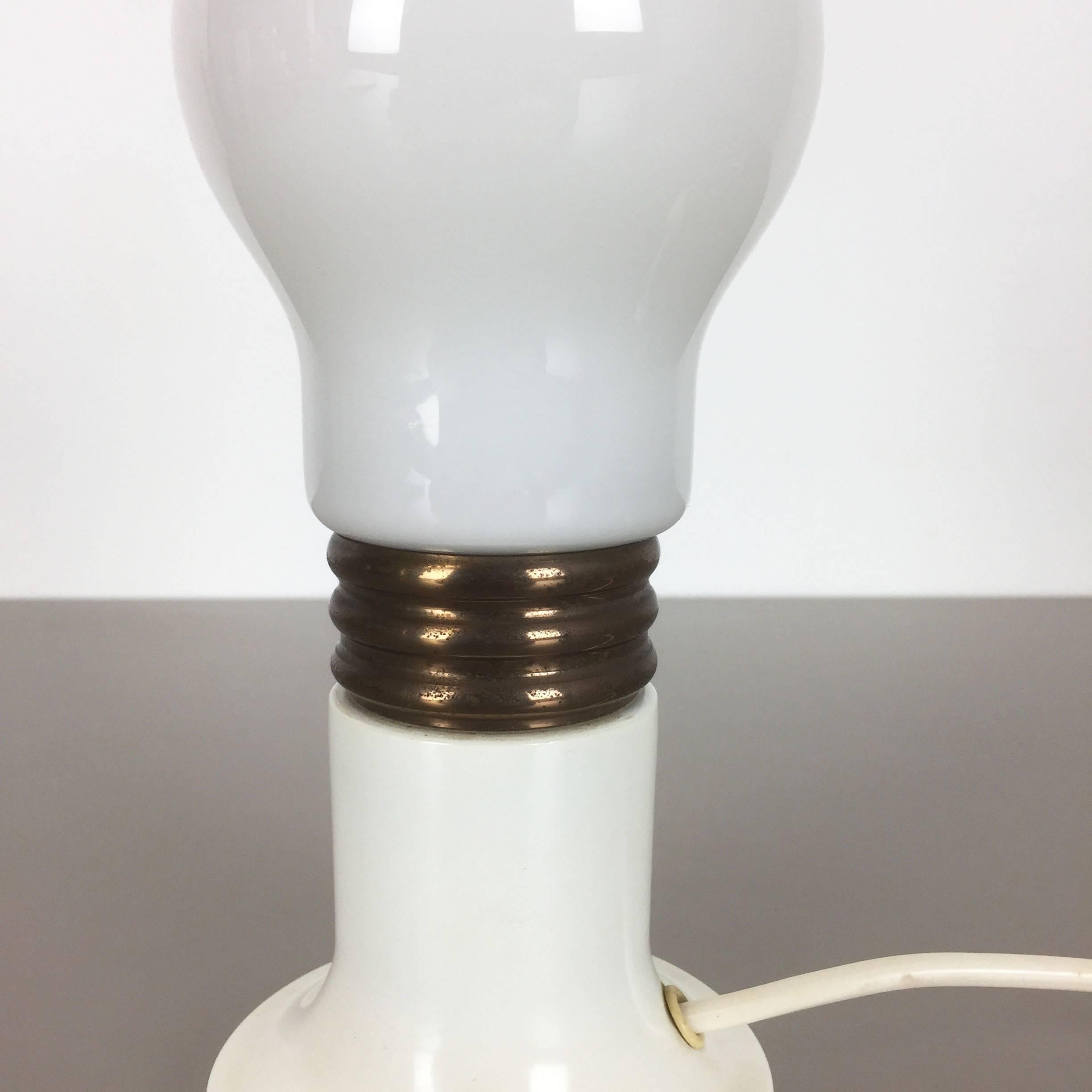 Modernist Vintage 1970s Italian Small Glass Bulb Table Light, Italy In Good Condition For Sale In Kirchlengern, DE