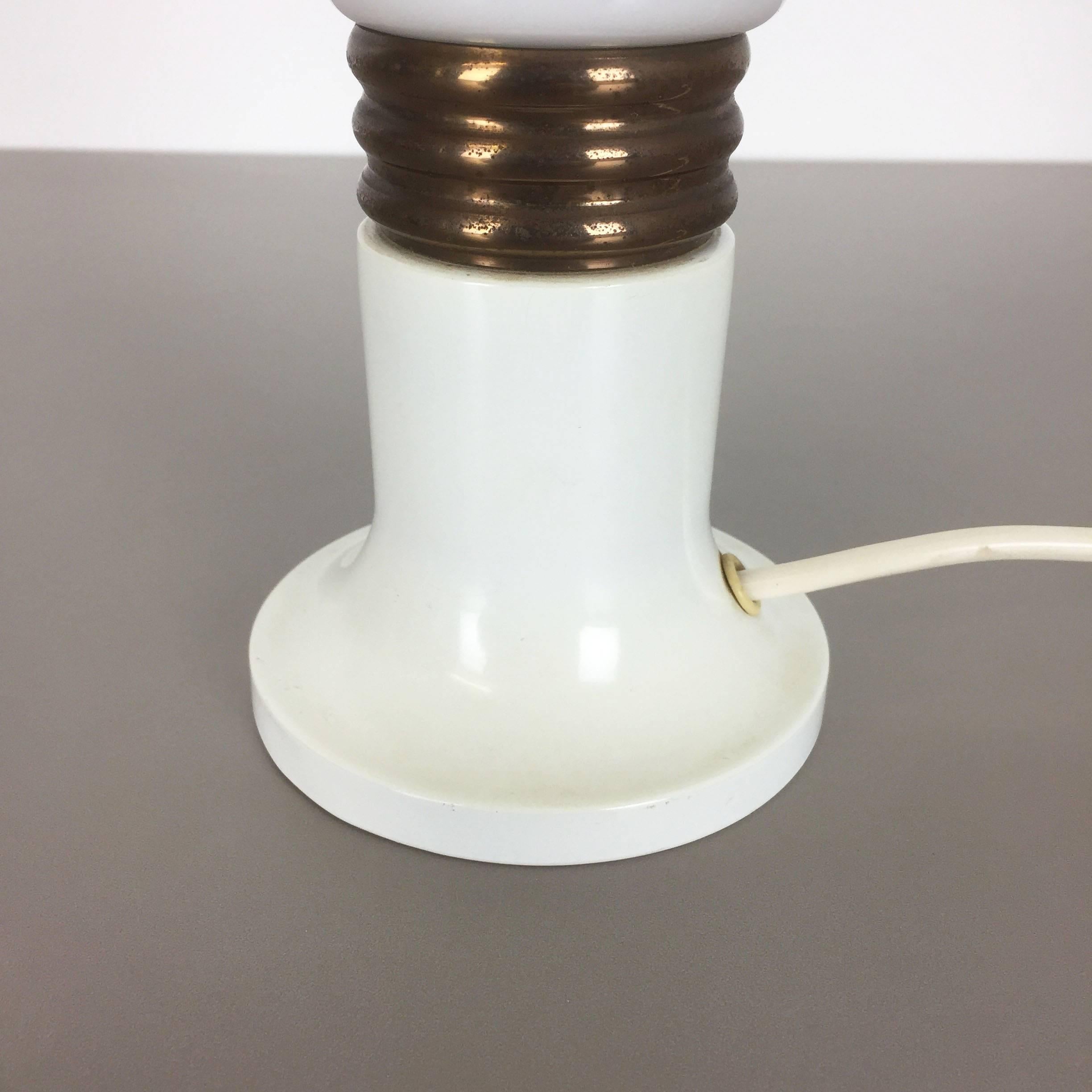 20ième siècle Petite lampe de bureau italienne à ampoule en verre moderniste et vintage des années 1970, Italie en vente