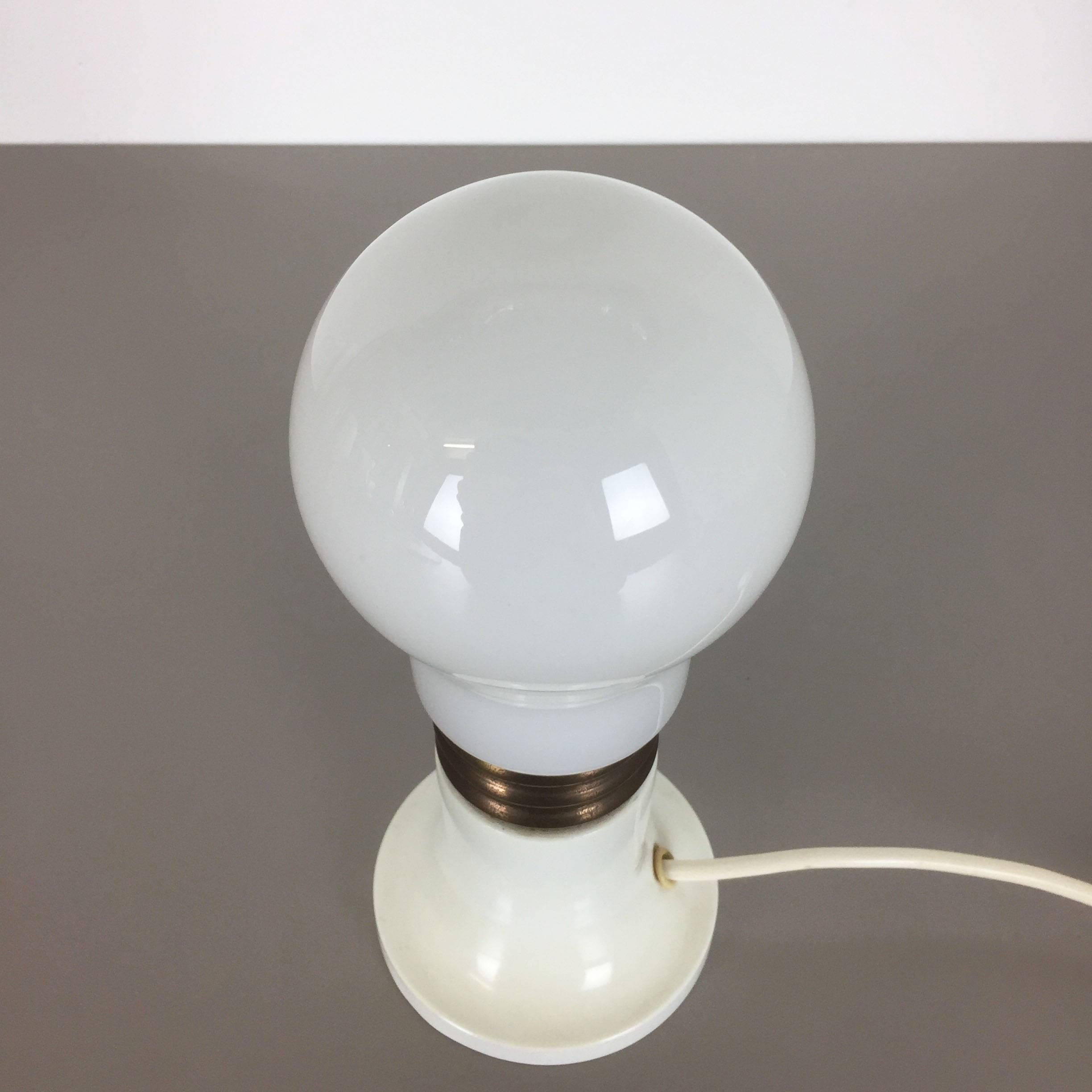 Petite lampe de bureau italienne à ampoule en verre moderniste et vintage des années 1970, Italie en vente 2