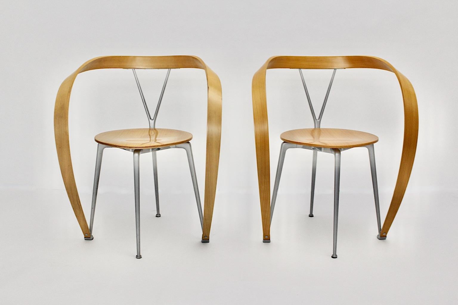 Modernistisches Vintage-Sesselpaar Modell Revers, das von Andrea Branzi für Cassina, Italien 1993, entworfen wurde.
Andrea Branzi (1938) Italienischer Architekt und Designer.
Nach seinem Abschluss 1966 gründete er zusammen mit Paolo Deganello und
