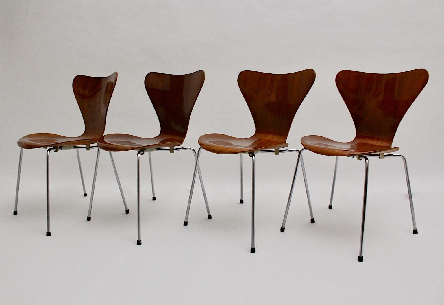 Modernist Mid Century Modern Vintage authentische Esszimmerstühle Modell Satz von vier ( 4 ) Modellnummer 3107 entworfen von Arne Jacobsen, circa 1955 und produziert von Fritz Hansen, Dänemark, 1960er Jahre.
Auf der Unterseite mit dem Namen des