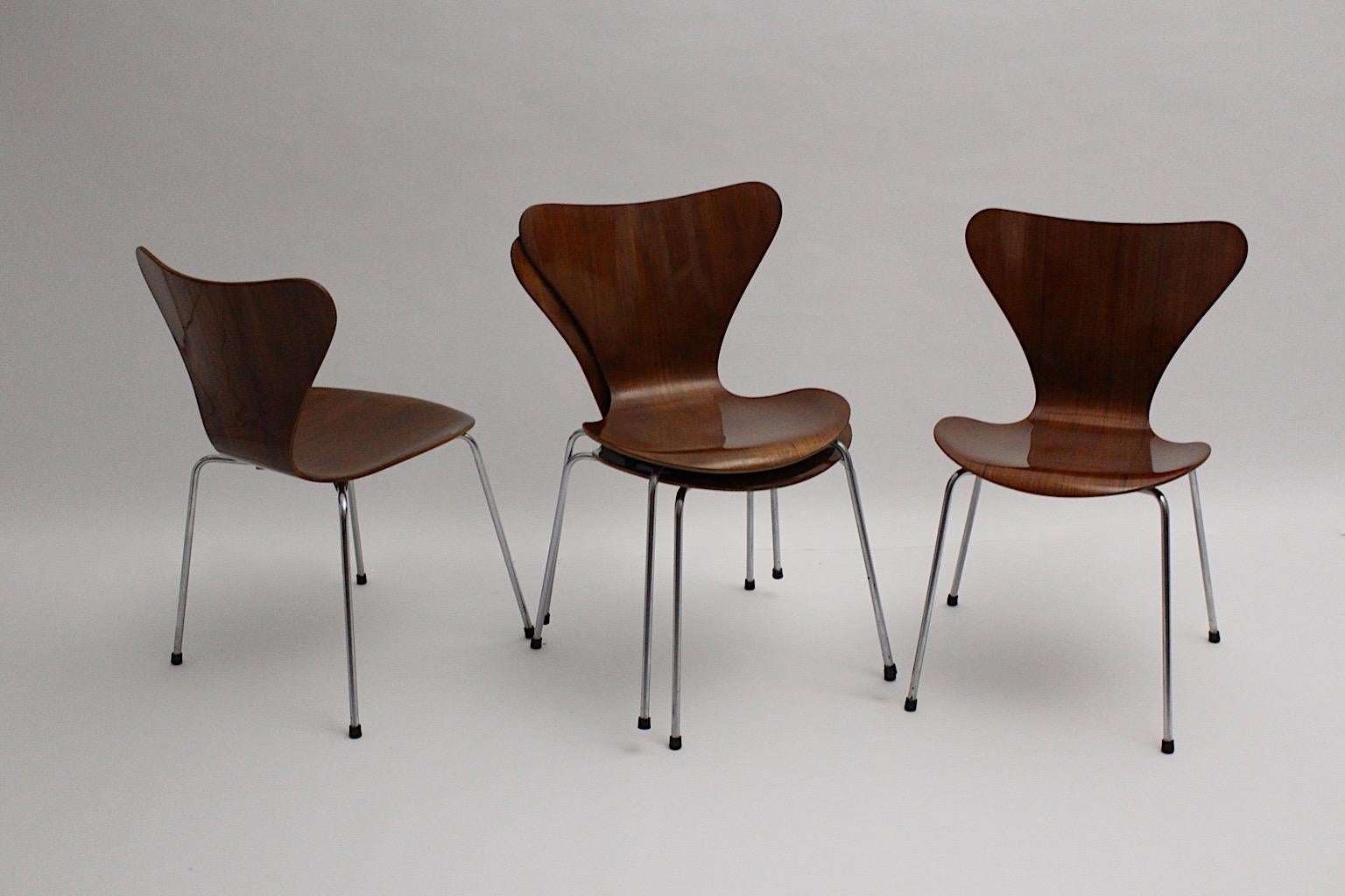 Modernist Vintage Brown Vier Esszimmerstühle Arne Jacobsen 3107 um 1955 Dänemark (Europäisch) im Angebot