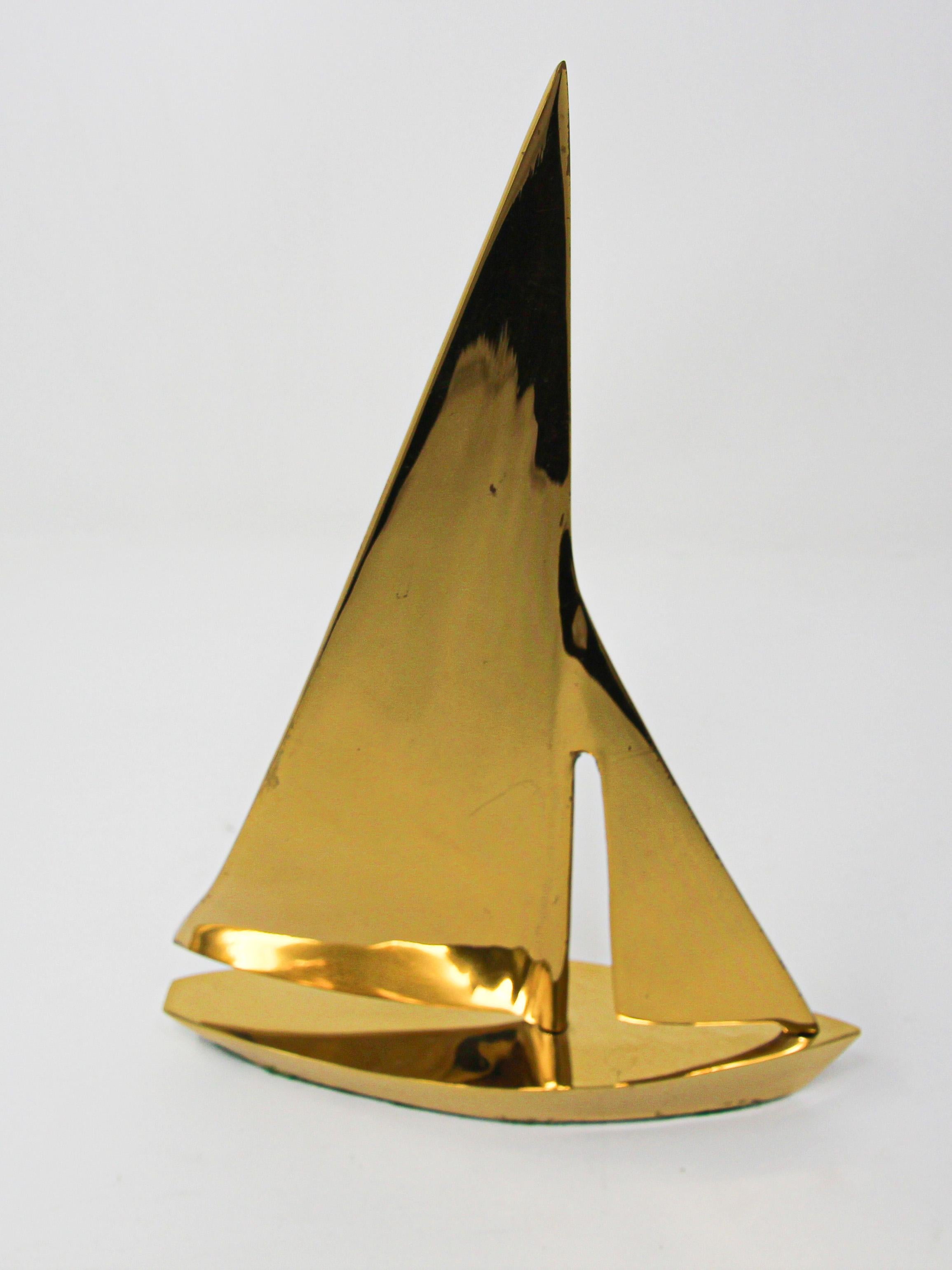 Modernist Vintage Cast Brass Sailboat Paperweight Sculpture In Good Condition In North Hollywood, CA