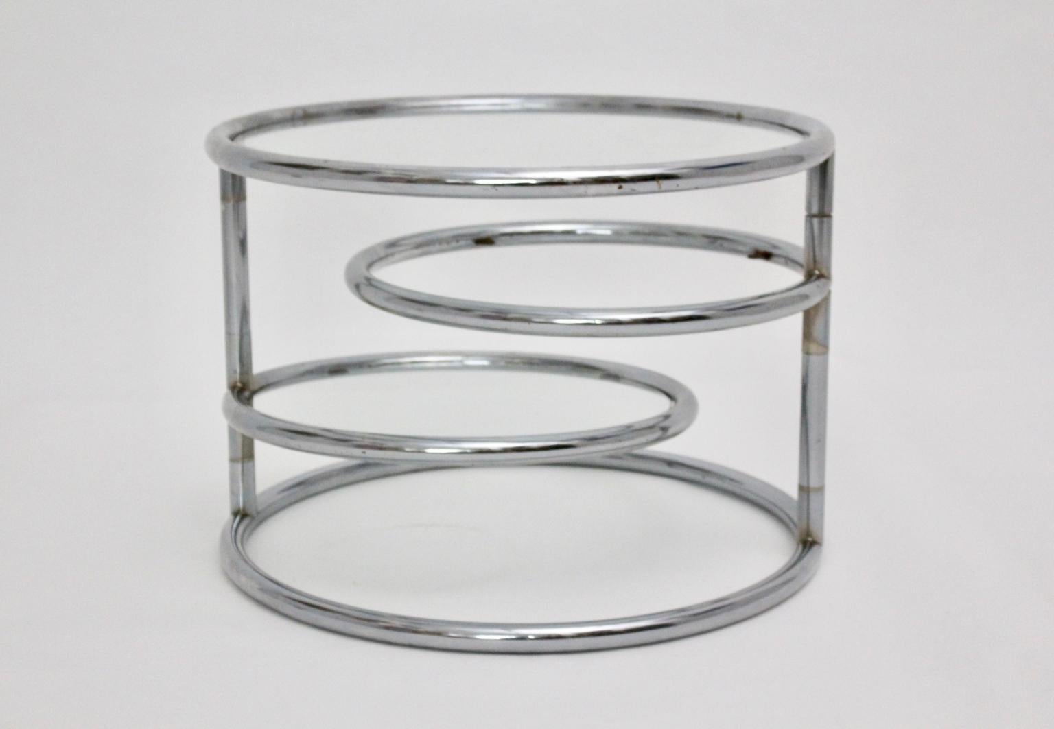 This presented coffee table from circa 1970 shows a chromed metal tube steel frame with a clear glass top and two revolving clear glass plates.
Very good vintage condition with signs of age and use.
The glass plate shows fine