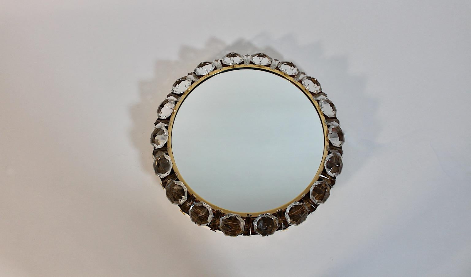 Mid-Century moderno Specchio da parete modernista vintage circolare in vetro trasparente e ottone retroilluminato Bakalowits 1960 in vendita