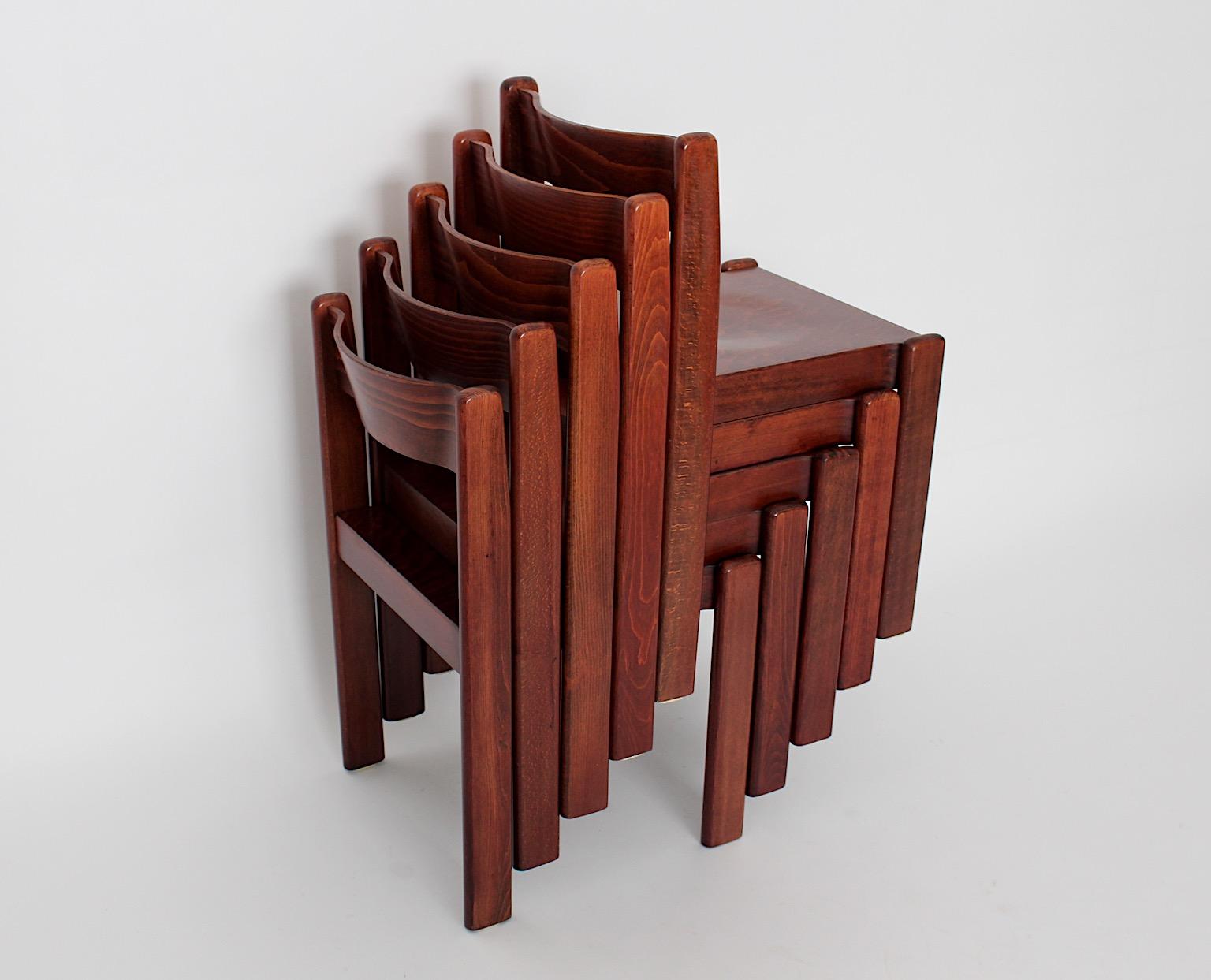 Modernist vintage Buche Esszimmerstühle oder Stühle braun gebeizt entworfen und hergestellt Italien 1970er, bis zu neunzehn ( 19 ) Stühle.
Ein toller Esszimmerstuhl mit einer braun gebeizten und natürlich lackierten Oberfläche.
Durch ihre wunderbare