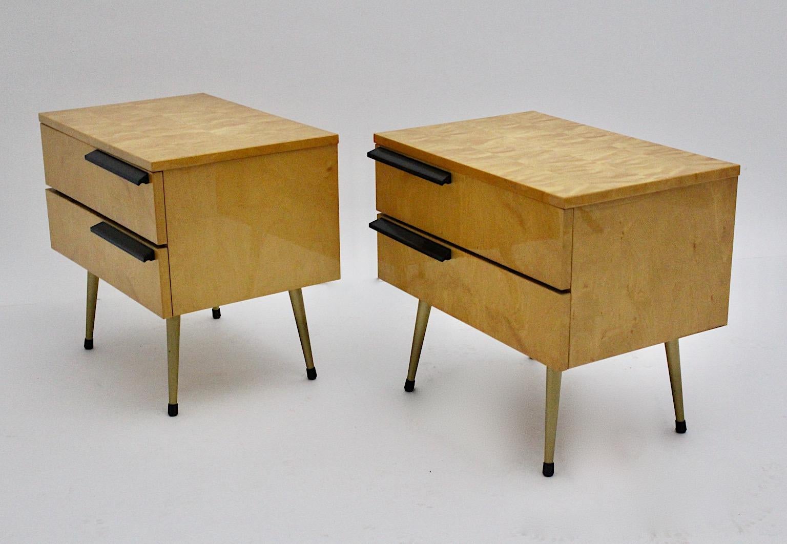 Comodini modernisti vintage Coppia di alberi d'acero Duo Italia anni '70 in vendita 4