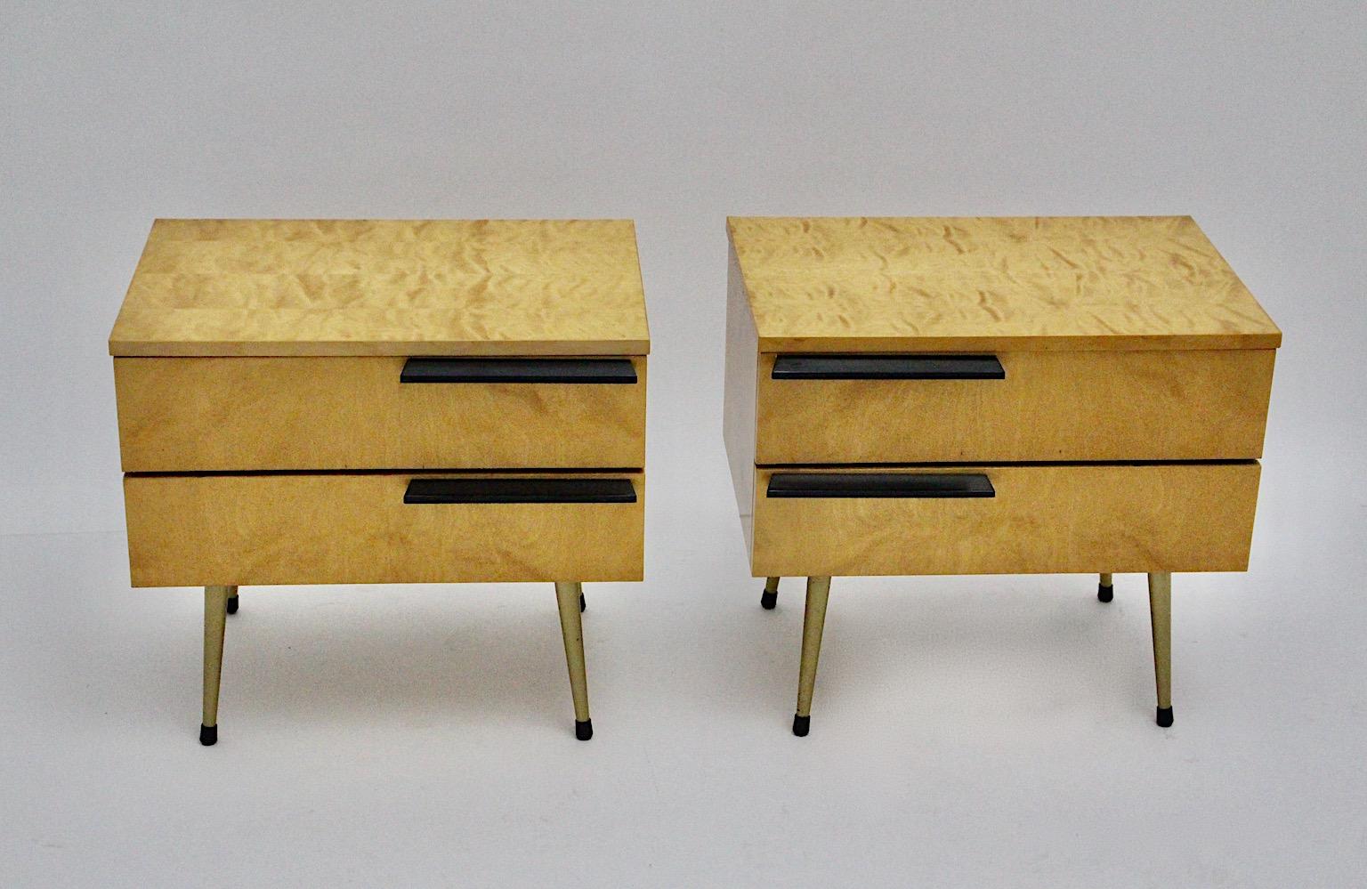 Mid-Century moderno Comodini modernisti vintage Coppia di alberi d'acero Duo Italia anni '70 in vendita
