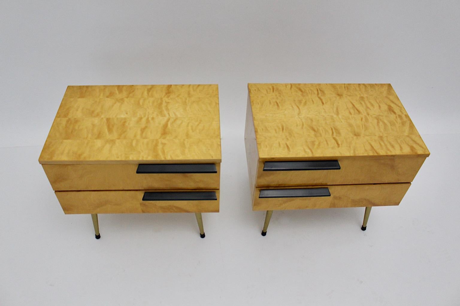 Italiano Comodini modernisti vintage Coppia di alberi d'acero Duo Italia anni '70 in vendita
