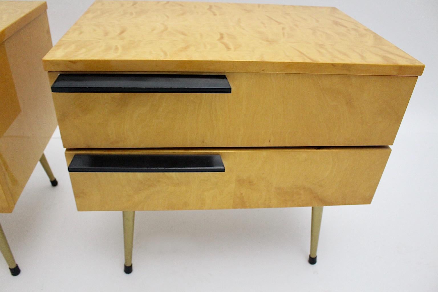 Comodini modernisti vintage Coppia di alberi d'acero Duo Italia anni '70 in vendita 1